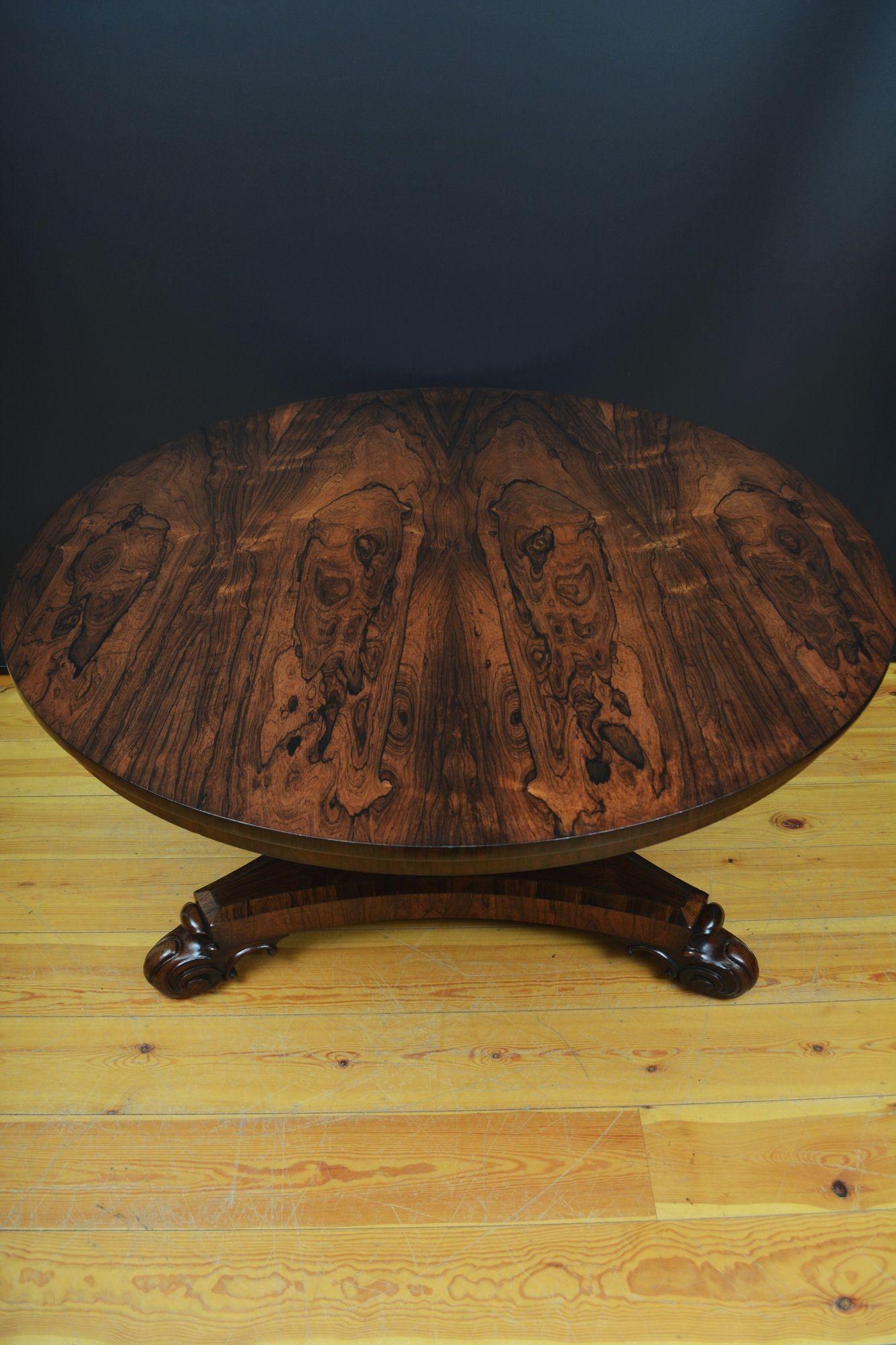 Bois de rose Table centrale anglaise William IV en bois de rose à plateau basculant en vente