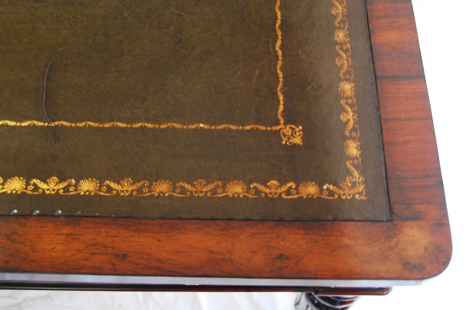 Table d'écriture anglaise William IV à deux tiroirs avec pieds tournés sculptés   en vente 1