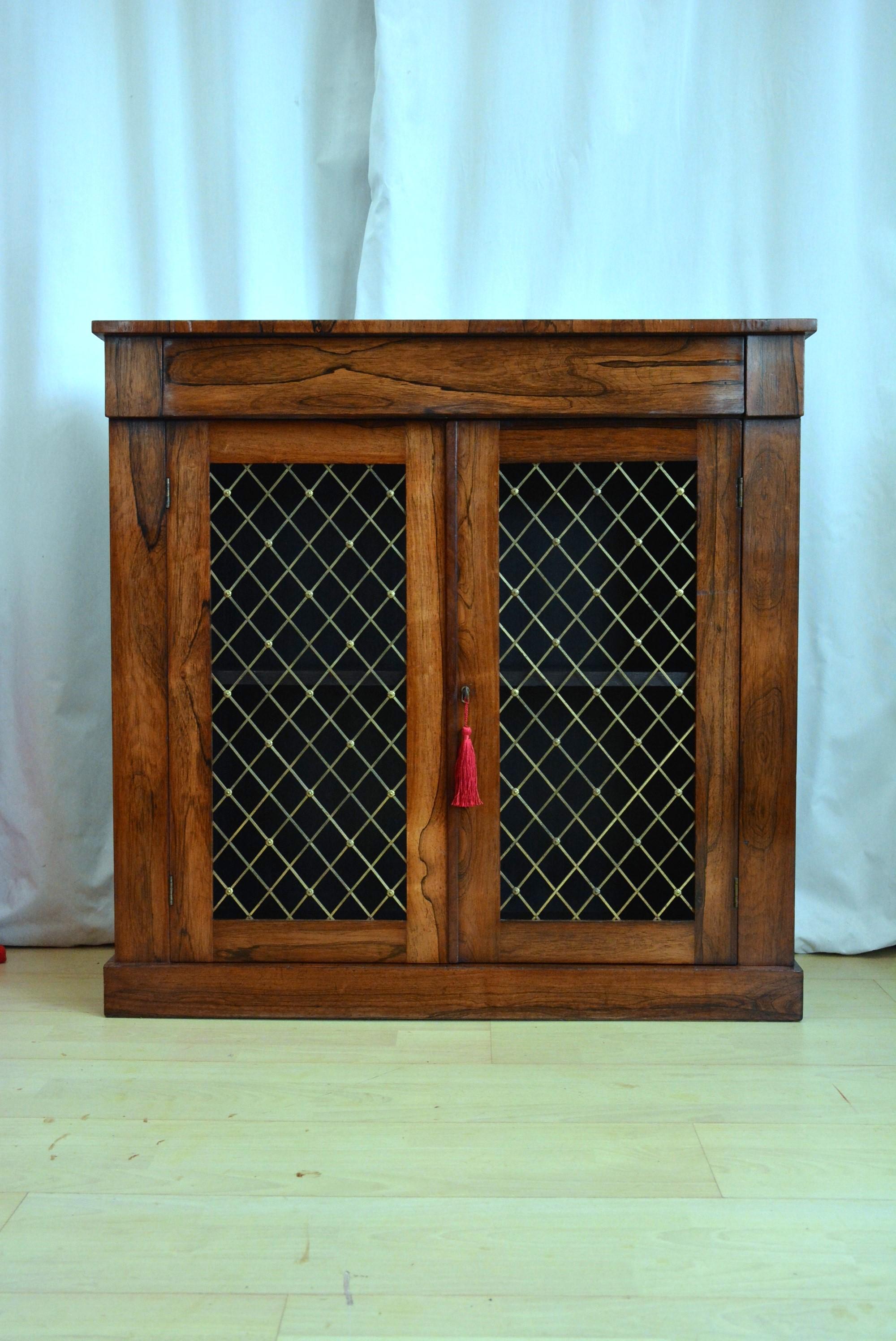 K0289 Aparador de palisandro de dos puertas muy atractivo de Guillermo IV / principios de la época victoriana, de proporciones inusualmente estrechas, con tapa voladiza con impresionantes vetas de palisandro sobre un cajón con friso forrado de roble