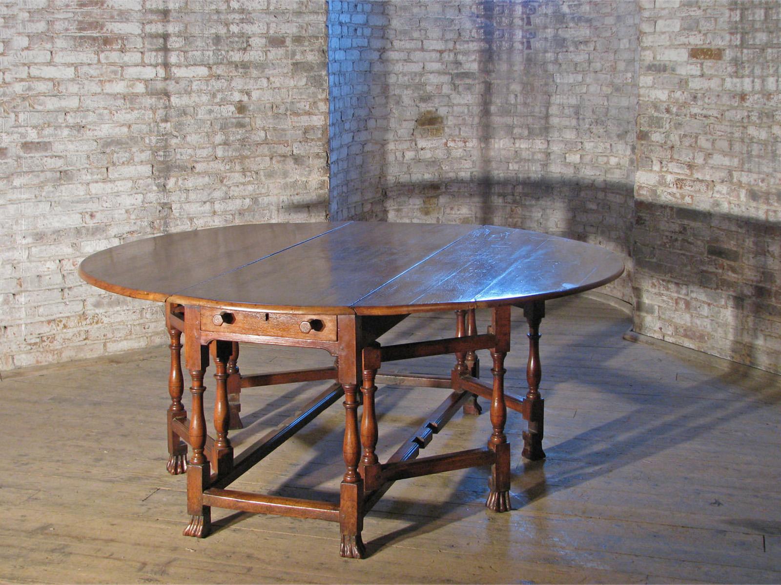 English William & Mary Period early 18th Century Walnut Double Gateleg Table, of refined design and beautiful warm color, made of walnut (not the usual oak) which gives it a more sophisticated look. The top consisting of three pieces, a narrow