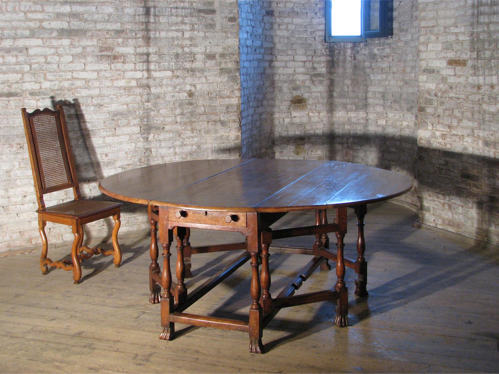 William and Mary English William & Mary early 18th Century Walnut Double Gateleg Table For Sale