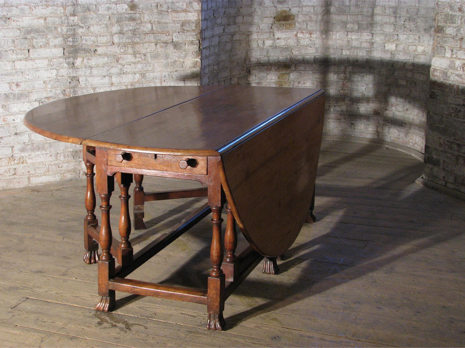English William & Mary early 18th Century Walnut Double Gateleg Table In Good Condition For Sale In Troy, NY