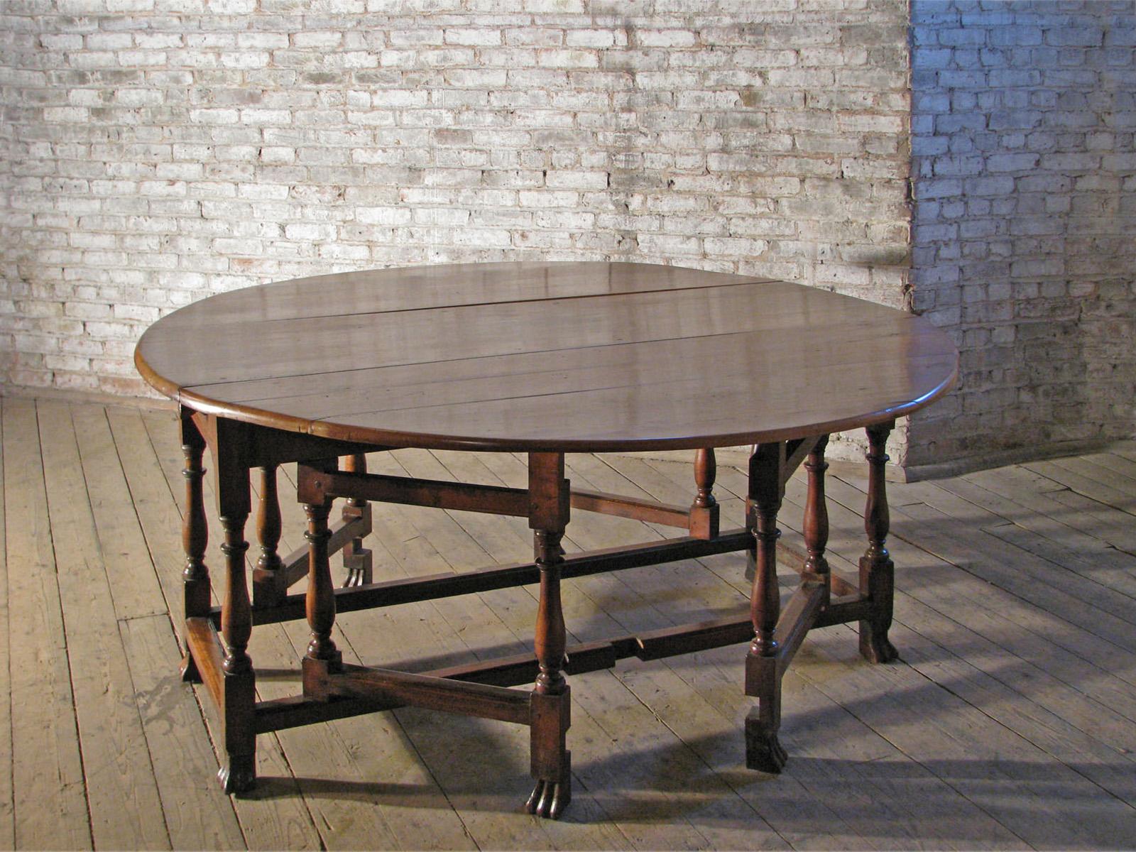 English William & Mary early 18th Century Walnut Double Gateleg Table For Sale 2
