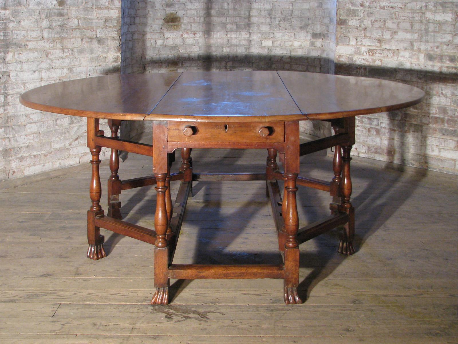 English William & Mary early 18th Century Walnut Double Gateleg Table For Sale 3