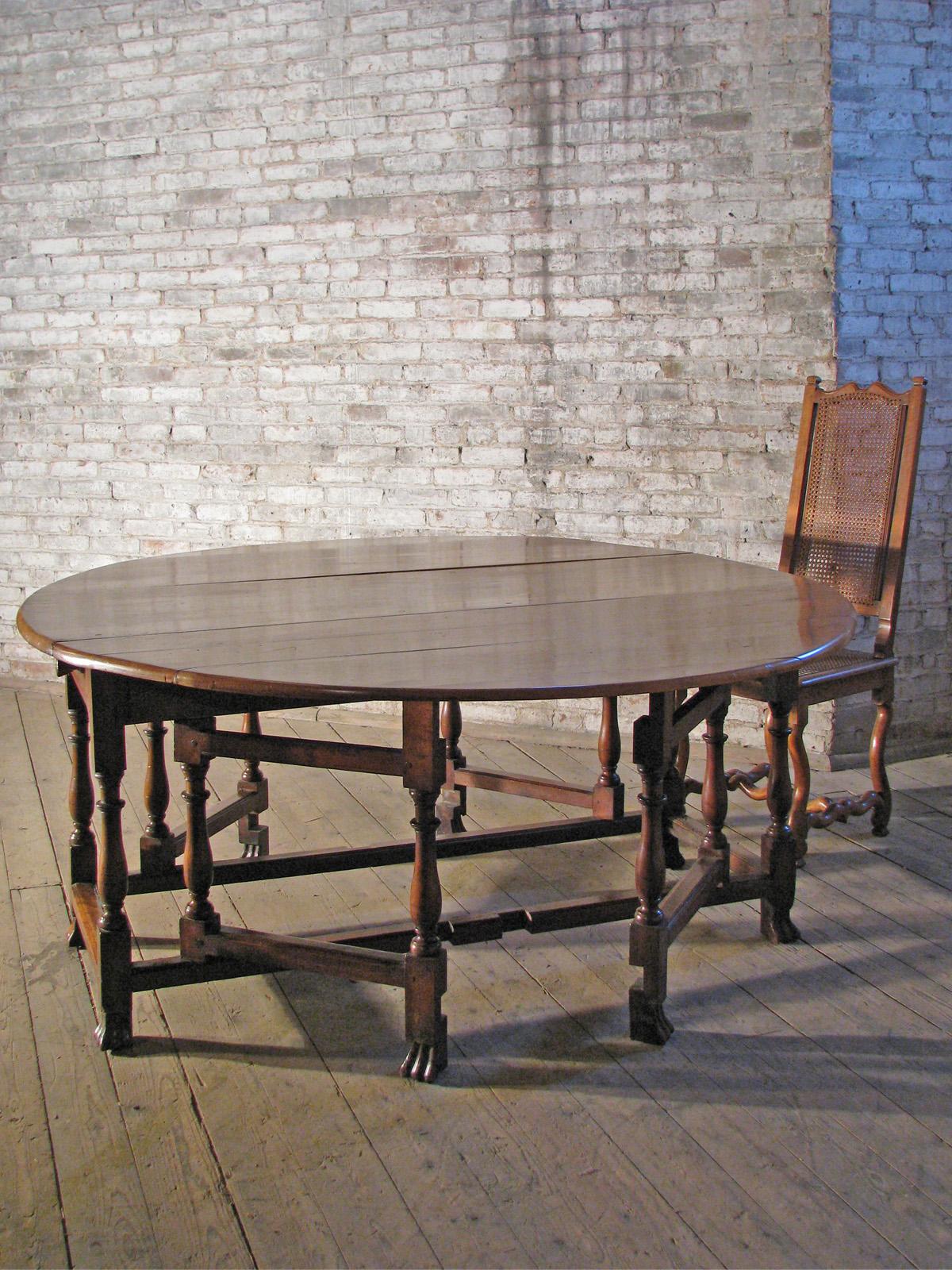 English William & Mary early 18th Century Walnut Double Gateleg Table For Sale 4