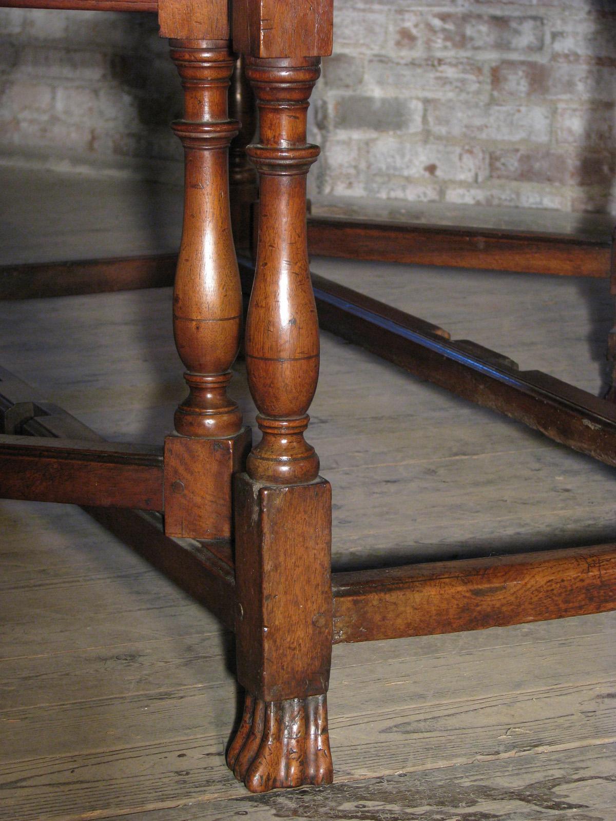 Table à deux pieds en noyer William & Mary, début du 18e siècle en vente 2