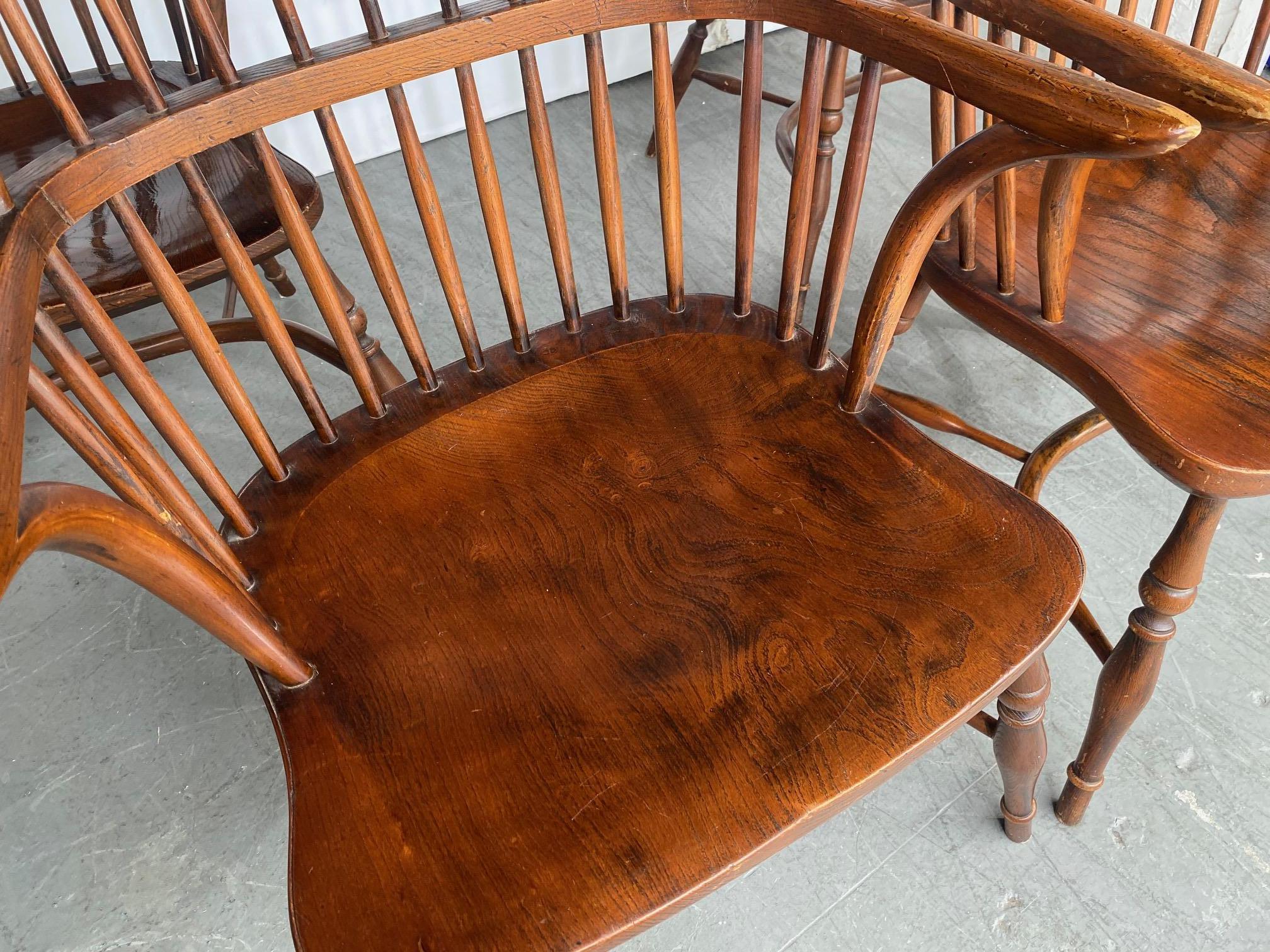 Poltrone Windsor con schienale ad arco. Le sedie sono robuste e presentano una bella patina.