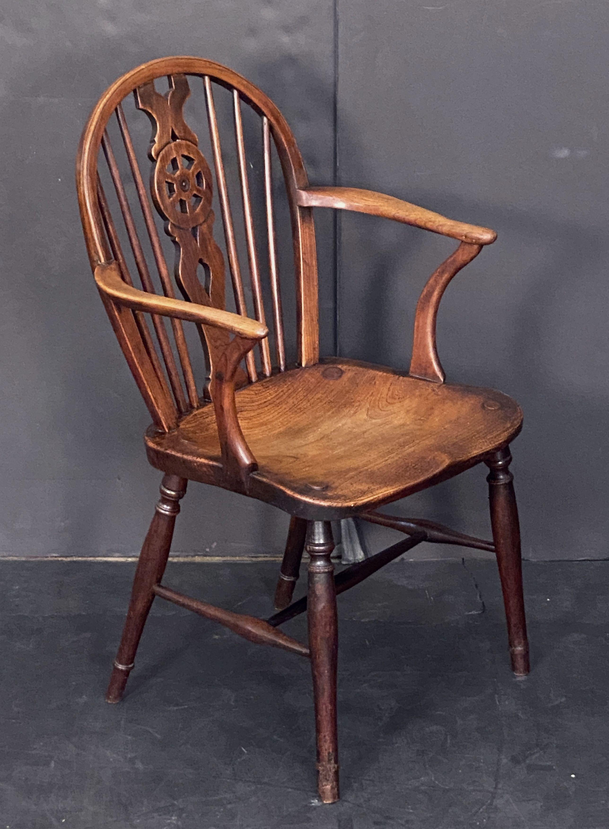 Ein feiner Windsor-Sessel aus Ulmen- und Eschenholz aus dem England der georgianischen Ära, mit einer gebogenen oberen Schiene über einer durchbrochenen Leiste mit Speichenrad und Spindelrücken, eleganten Serpentinenarmen und einem geformten