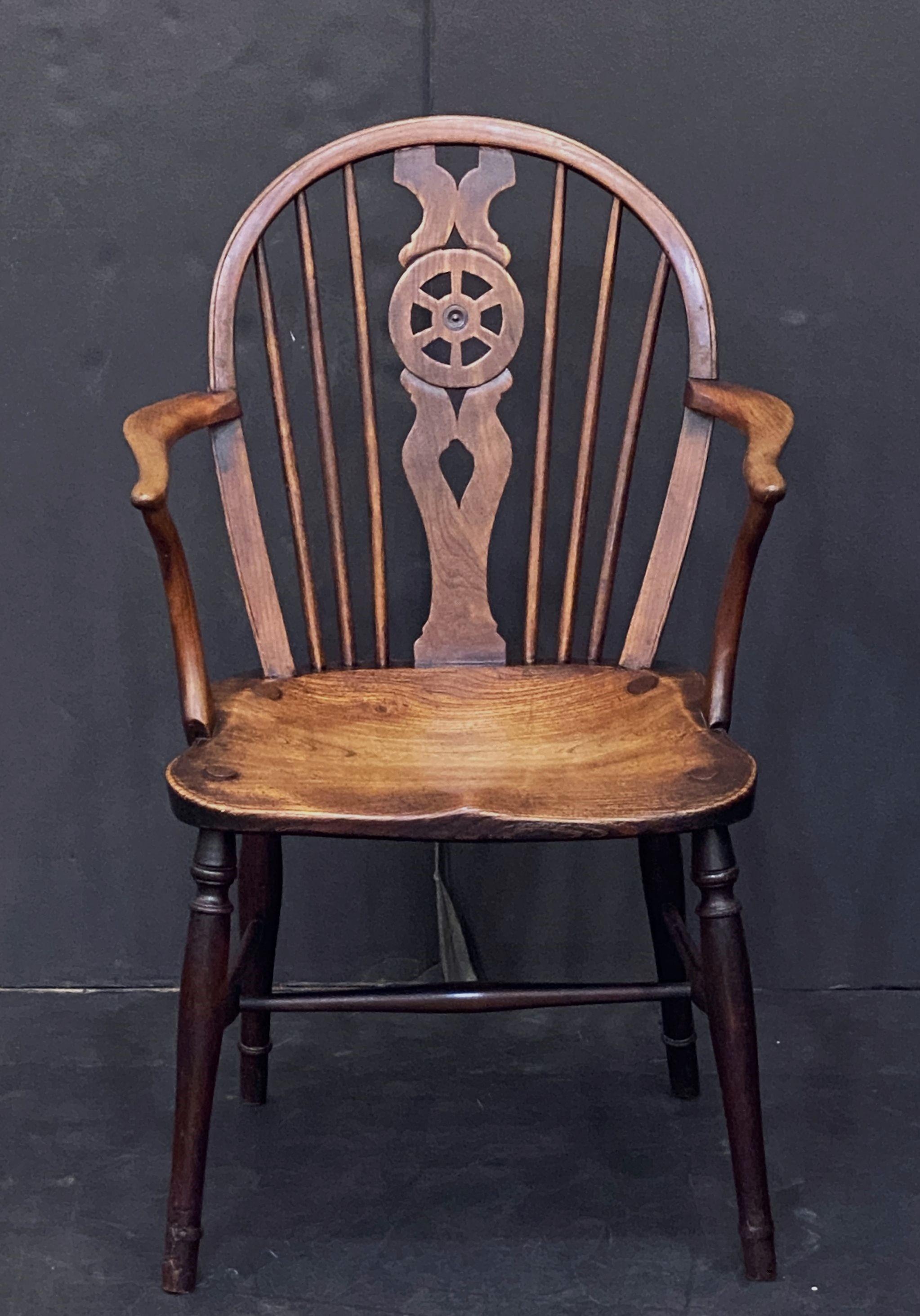 Englischer Windsor-Sessel aus Esche und Ulme mit Kapitänsradrücken (Georgian) im Angebot