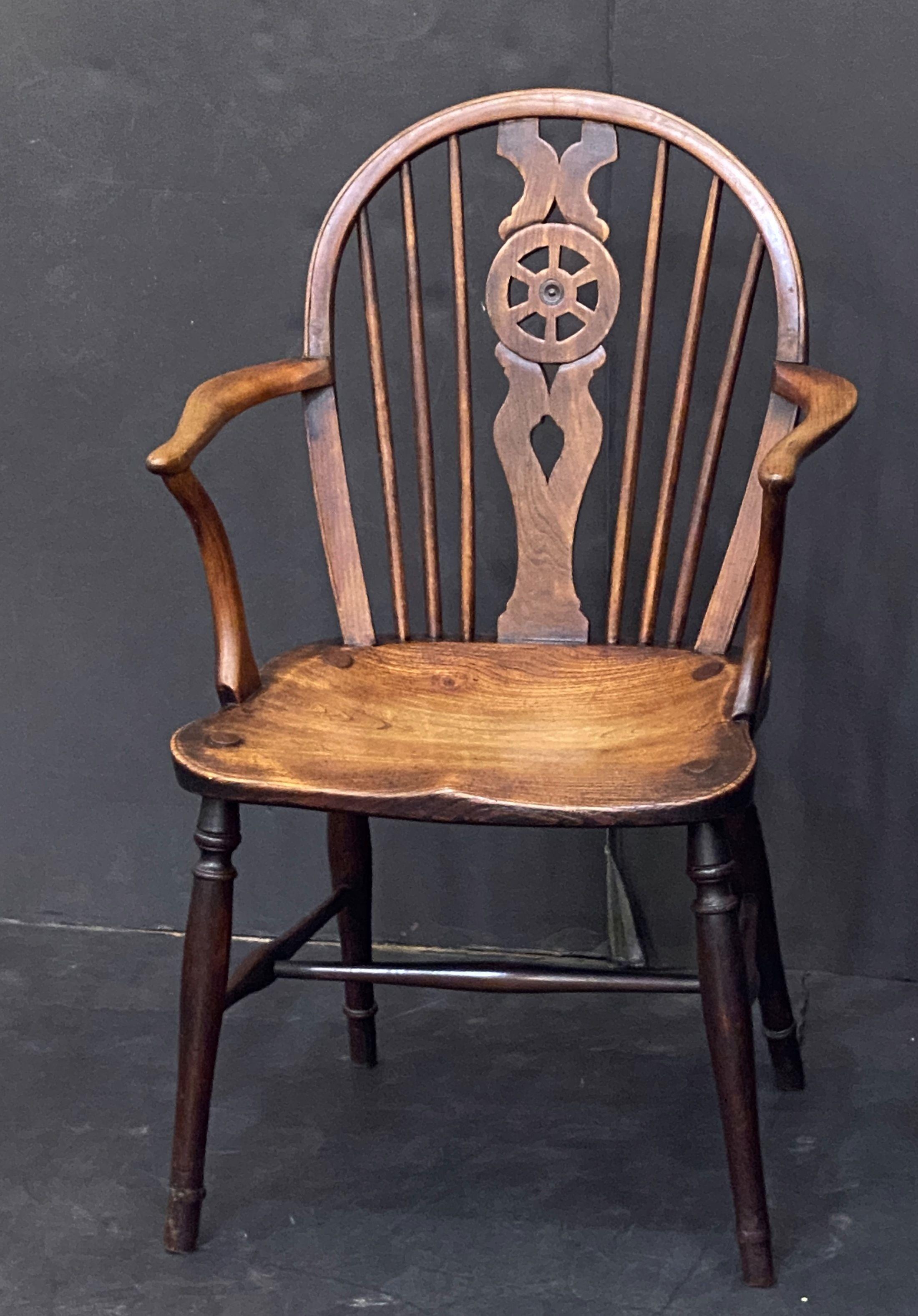 Englischer Windsor-Sessel aus Esche und Ulme mit Kapitänsradrücken im Zustand „Gut“ im Angebot in Austin, TX