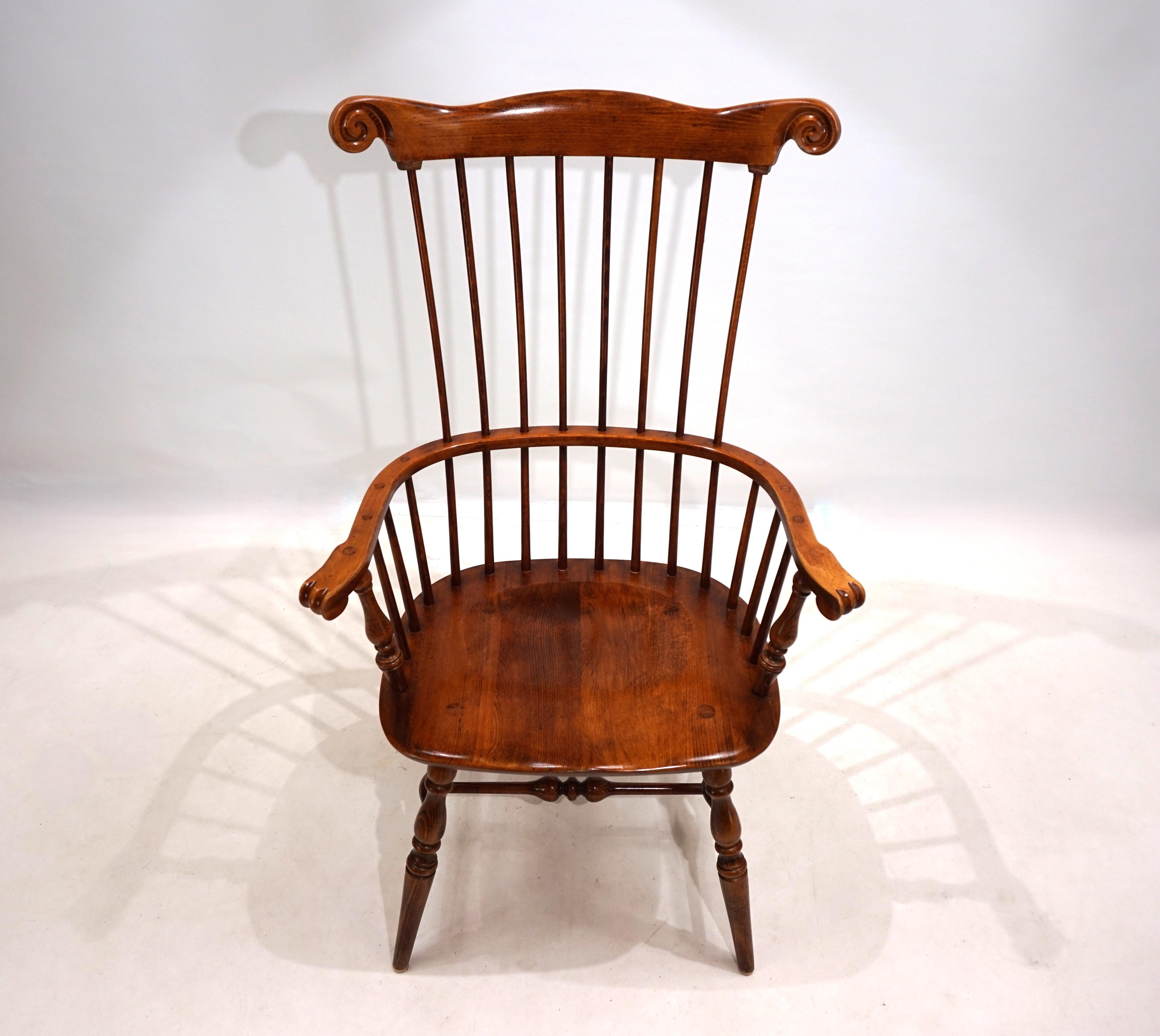 A Windsor Captain's chair, very delicately crafted and in very good condition with a fantastic patina. The design element on the armrests and backrest and the simple and delicate struts give the chair a very exclusive appearance. The chair, made of
