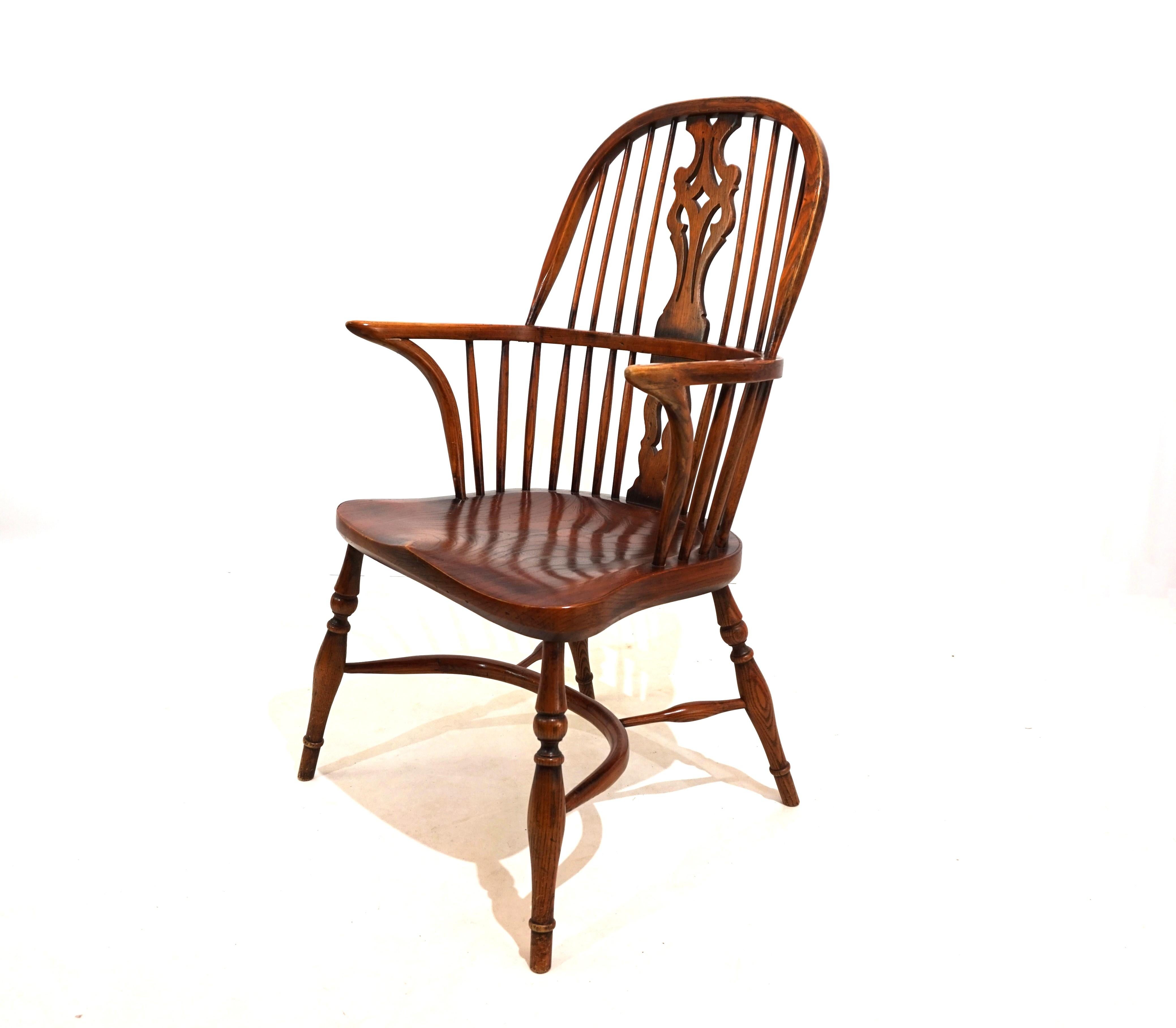 English Windsor chair with armrests For Sale 4
