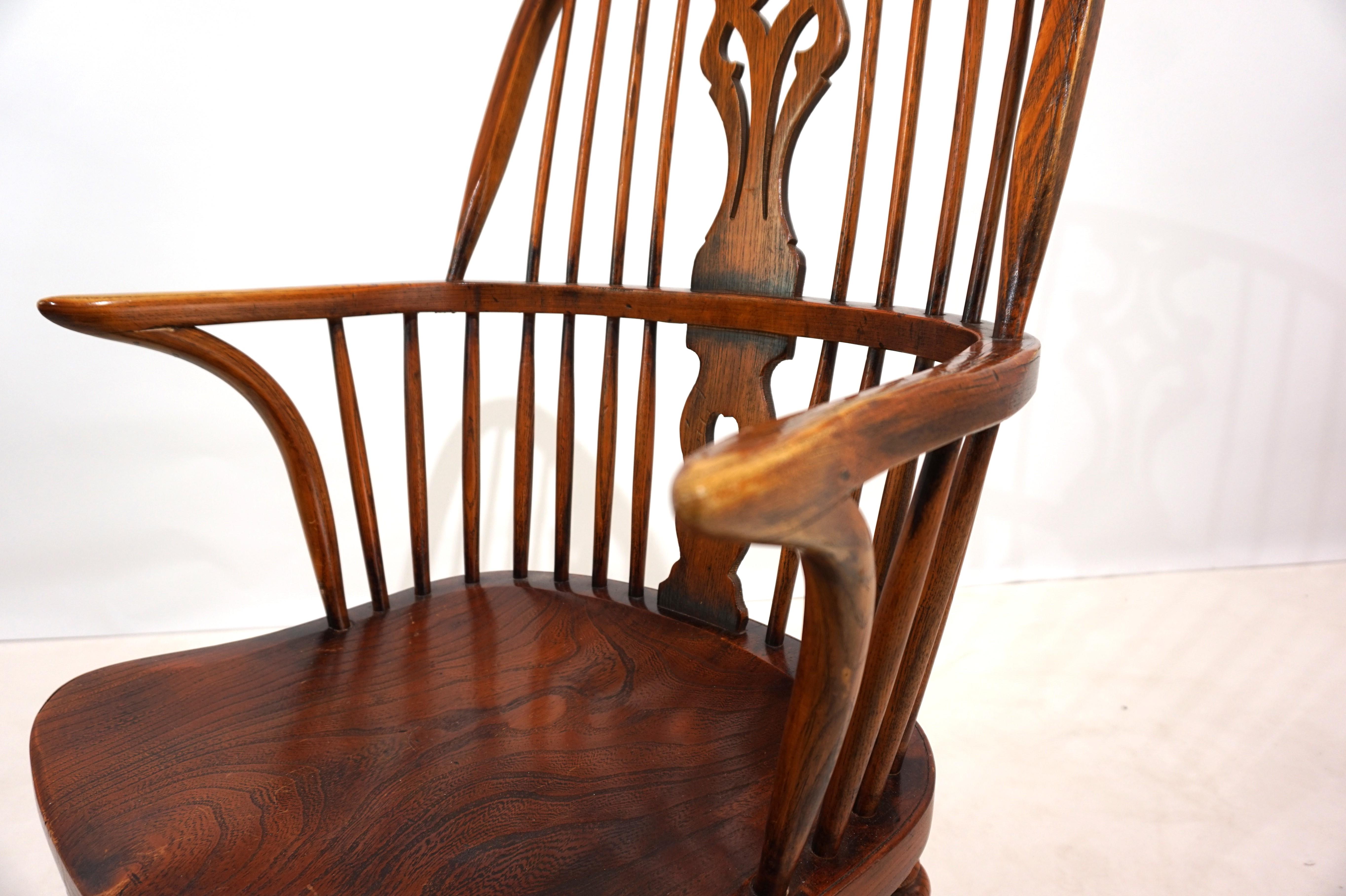 English Windsor chair with armrests For Sale 11