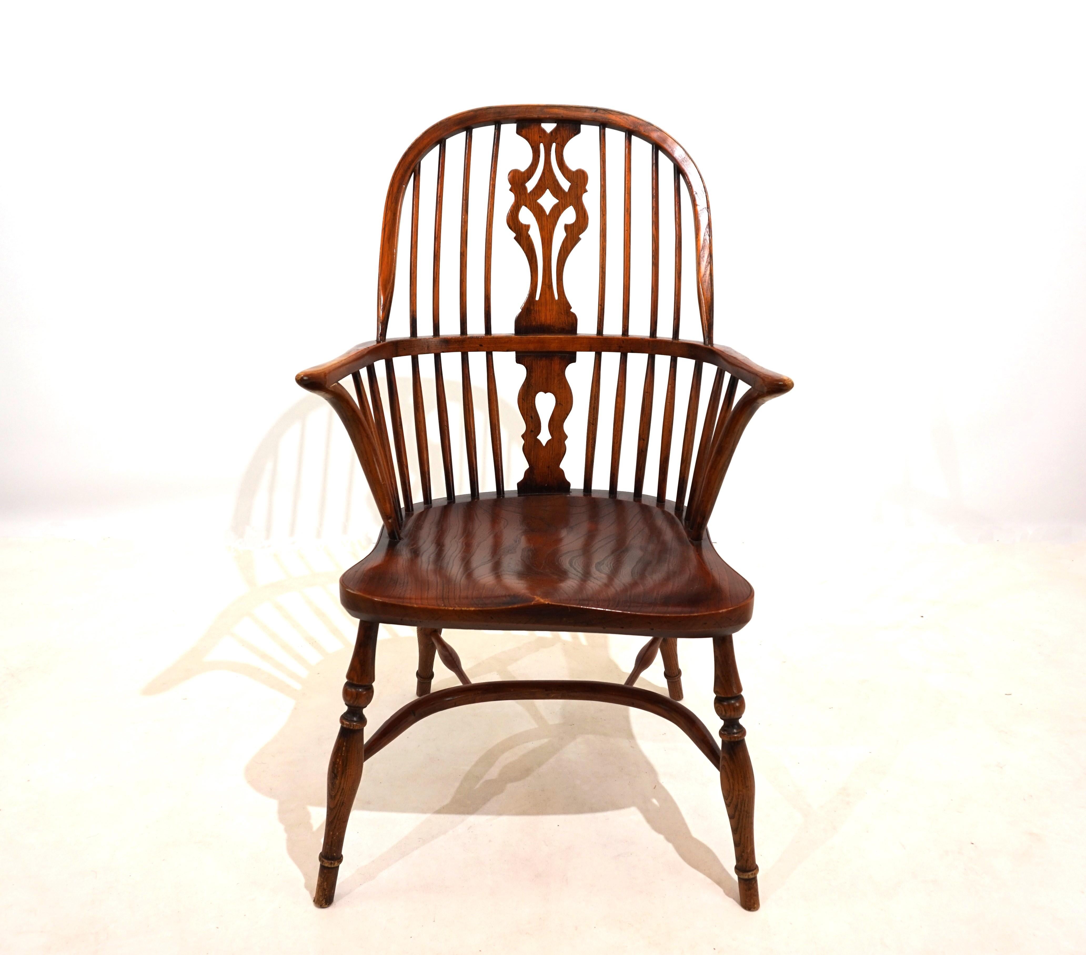 Elm English Windsor chair with armrests For Sale