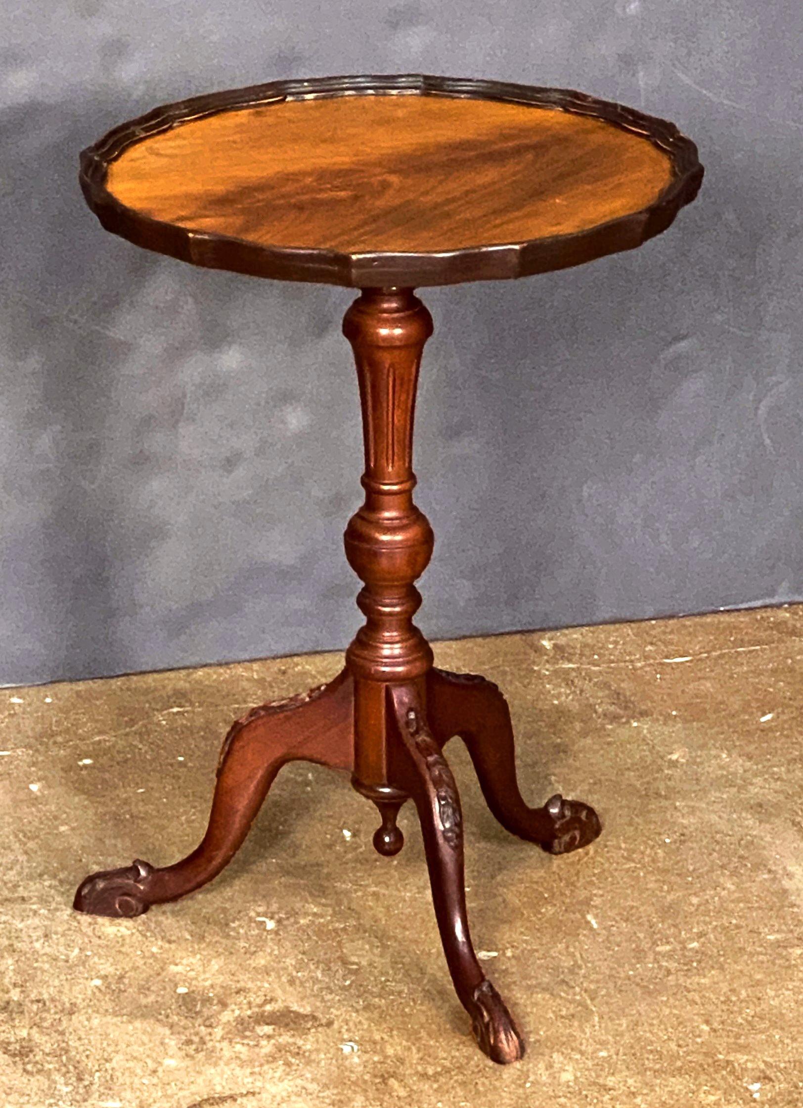 English Wine or Cocktail Table of Flame Walnut (Dia 15 3/4) In Good Condition In Austin, TX