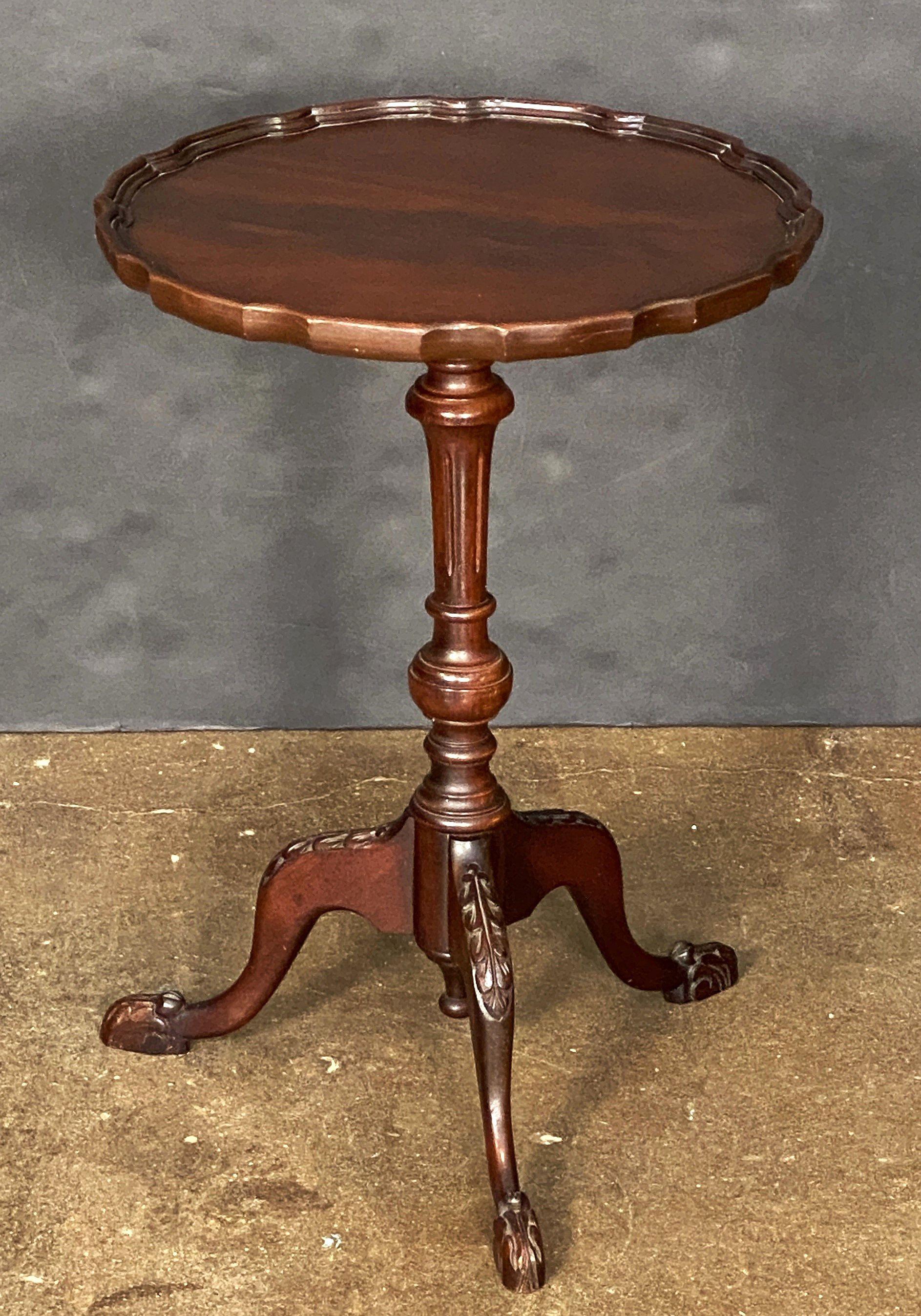Table à vin ou à cocktail anglaise en acajou, avec un bord festonné en relief (ou croûte de tarte) autour de la circonférence du plateau rond ou circulaire, monté sur un piédestal à colonne tournée avec base tripode, avec un fleuron inversé et des