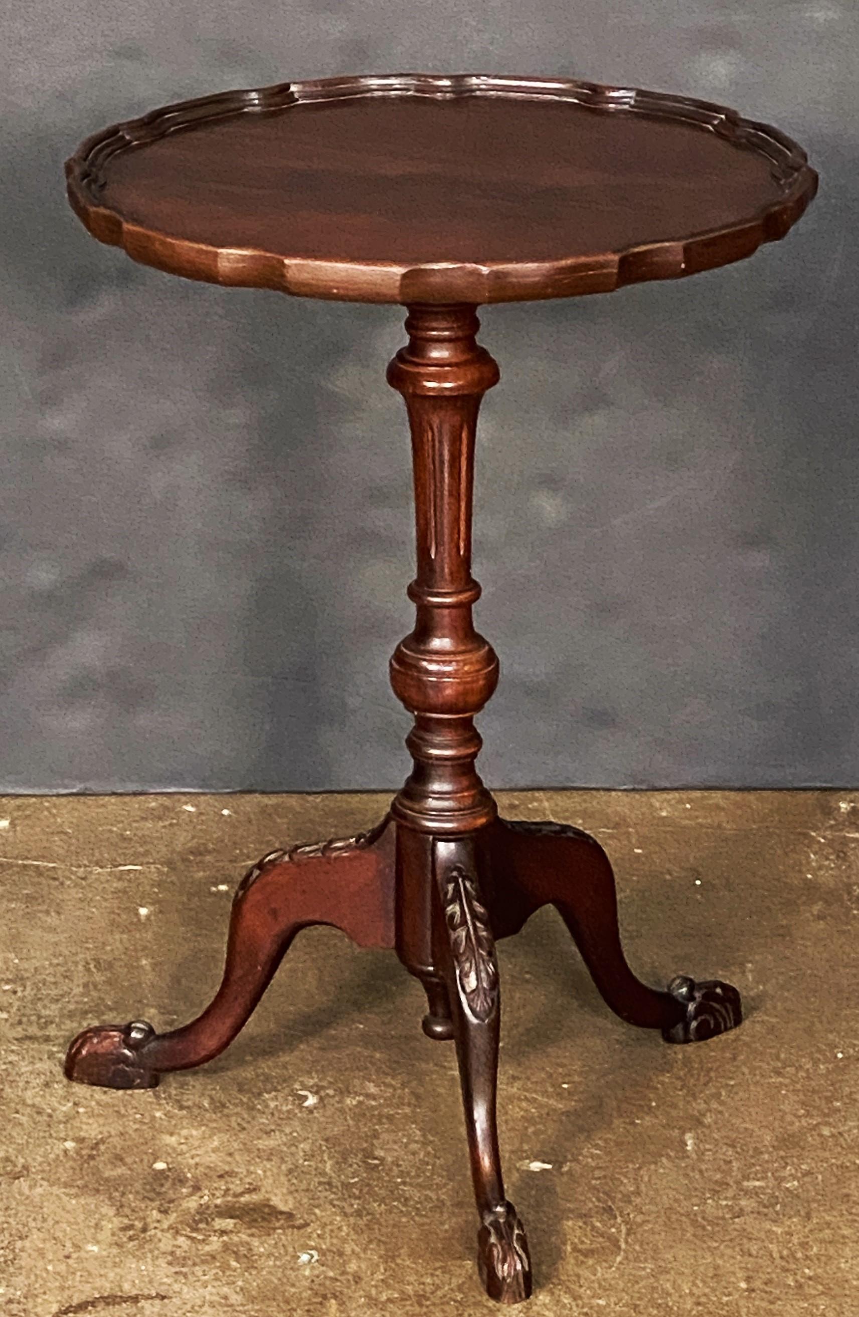 Table à vin ou à cocktail anglaise en acajou (Dia 15 1/2) Bon état - En vente à Austin, TX