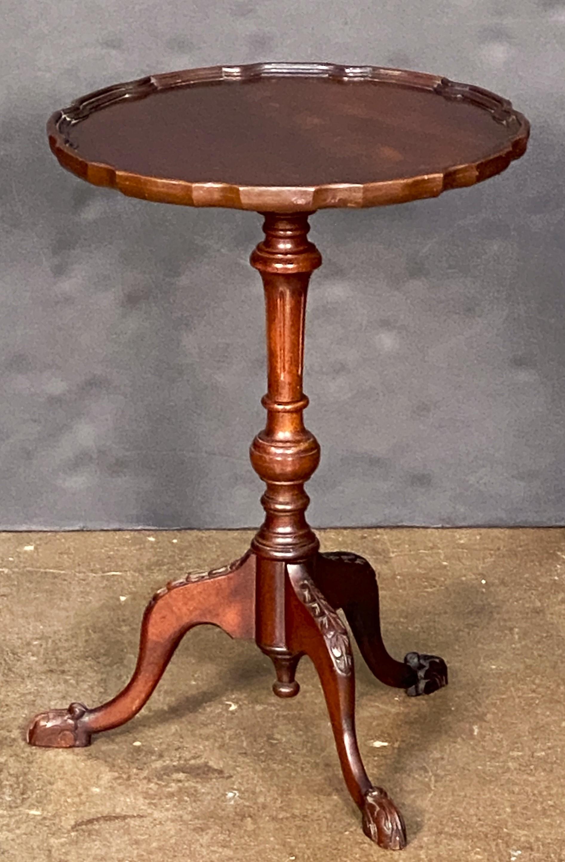 20ième siècle Table à vin ou à cocktail anglaise en acajou (Dia 15 1/2) en vente