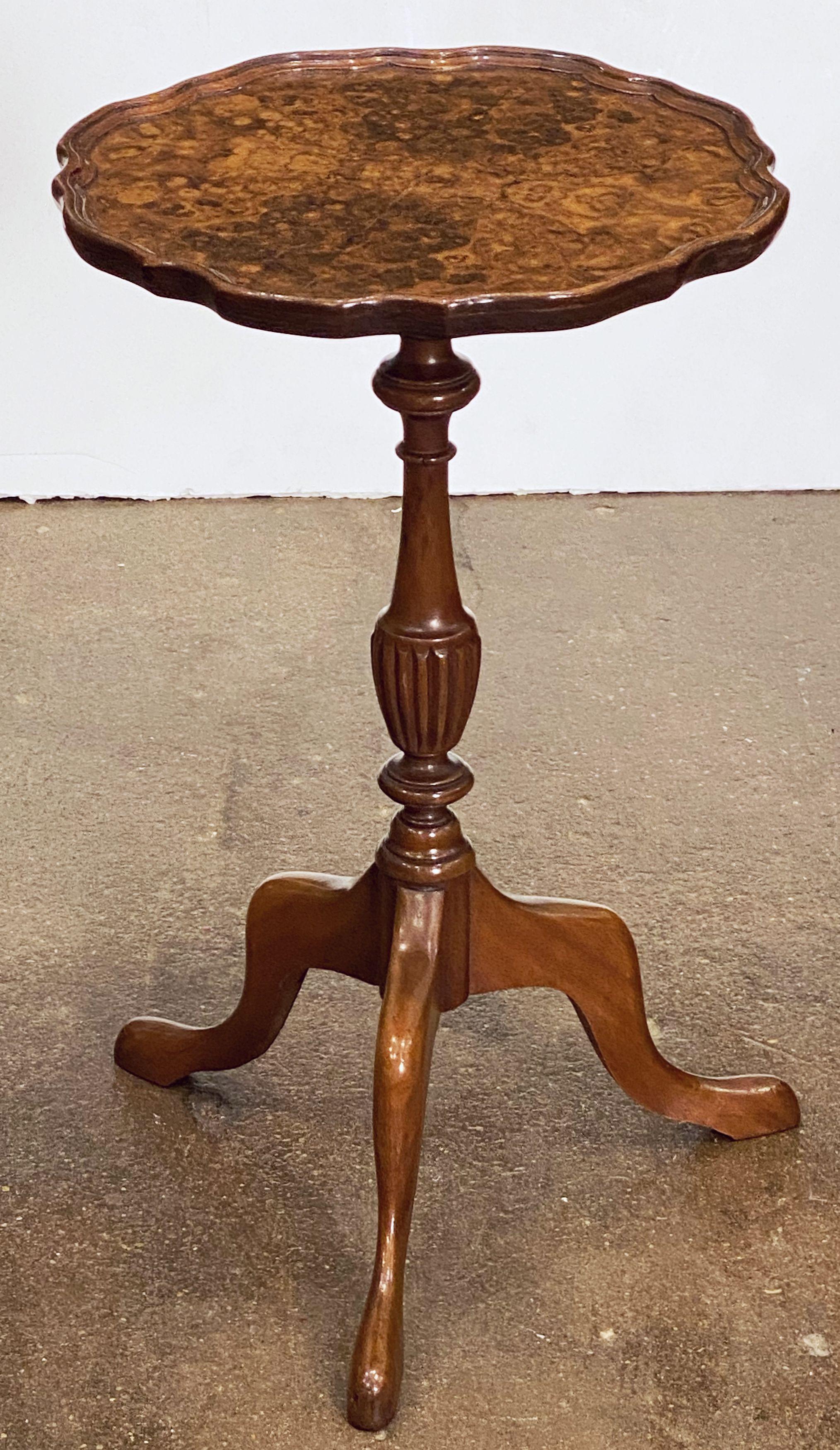 English Wine Table of Burr Walnut In Good Condition In Austin, TX