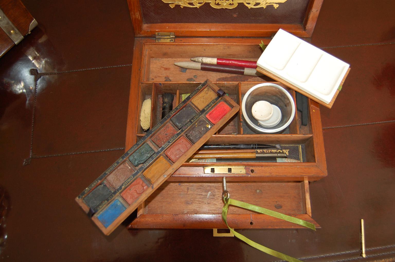 Englische Winsor- und Newton-Gemäldekasten mit Schublade,  Malerei und Paletten, um 1865 (Messing) im Angebot