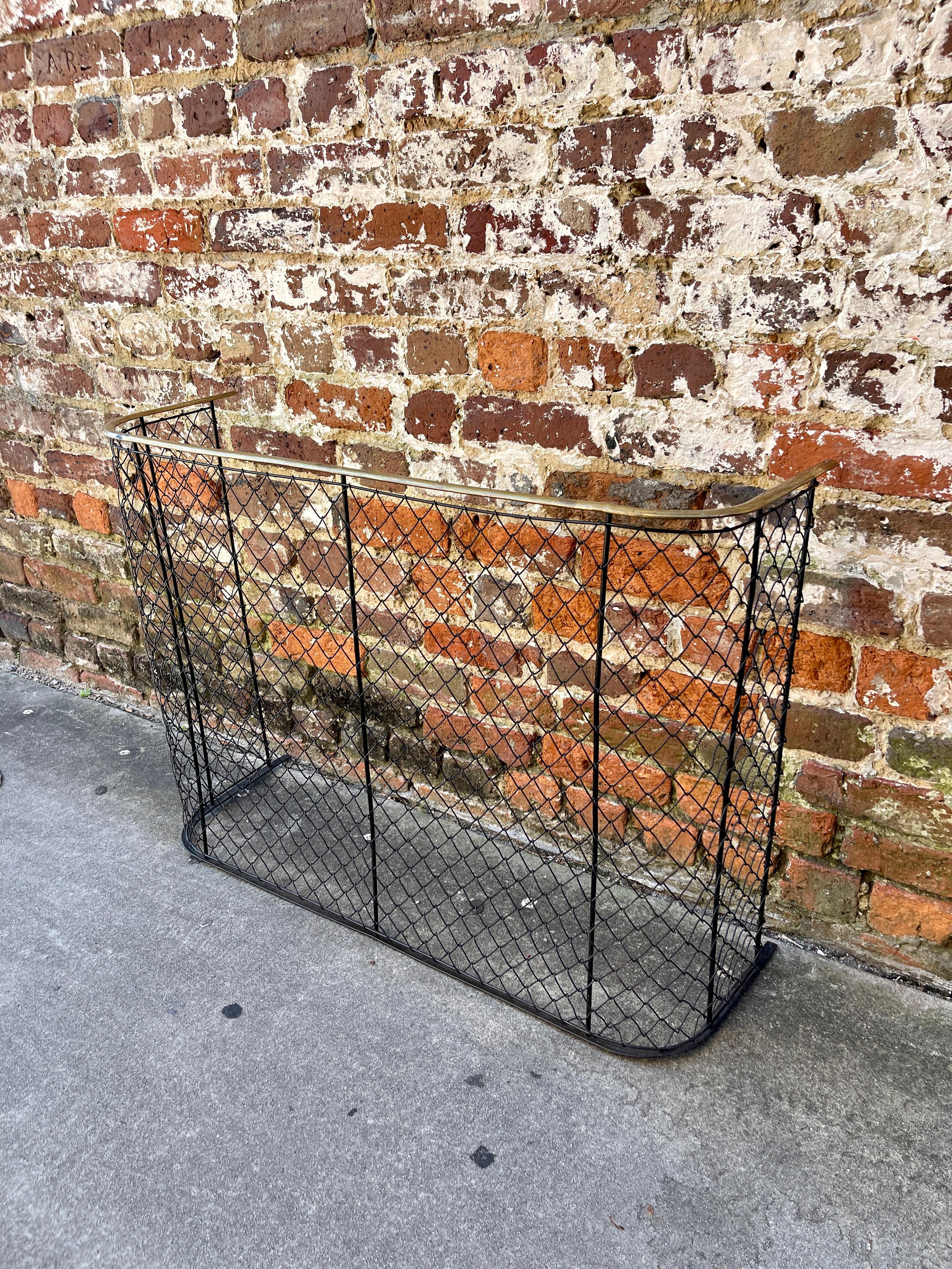 English wire and brass nursery fender mid 19th century  In Good Condition For Sale In Charleston, SC