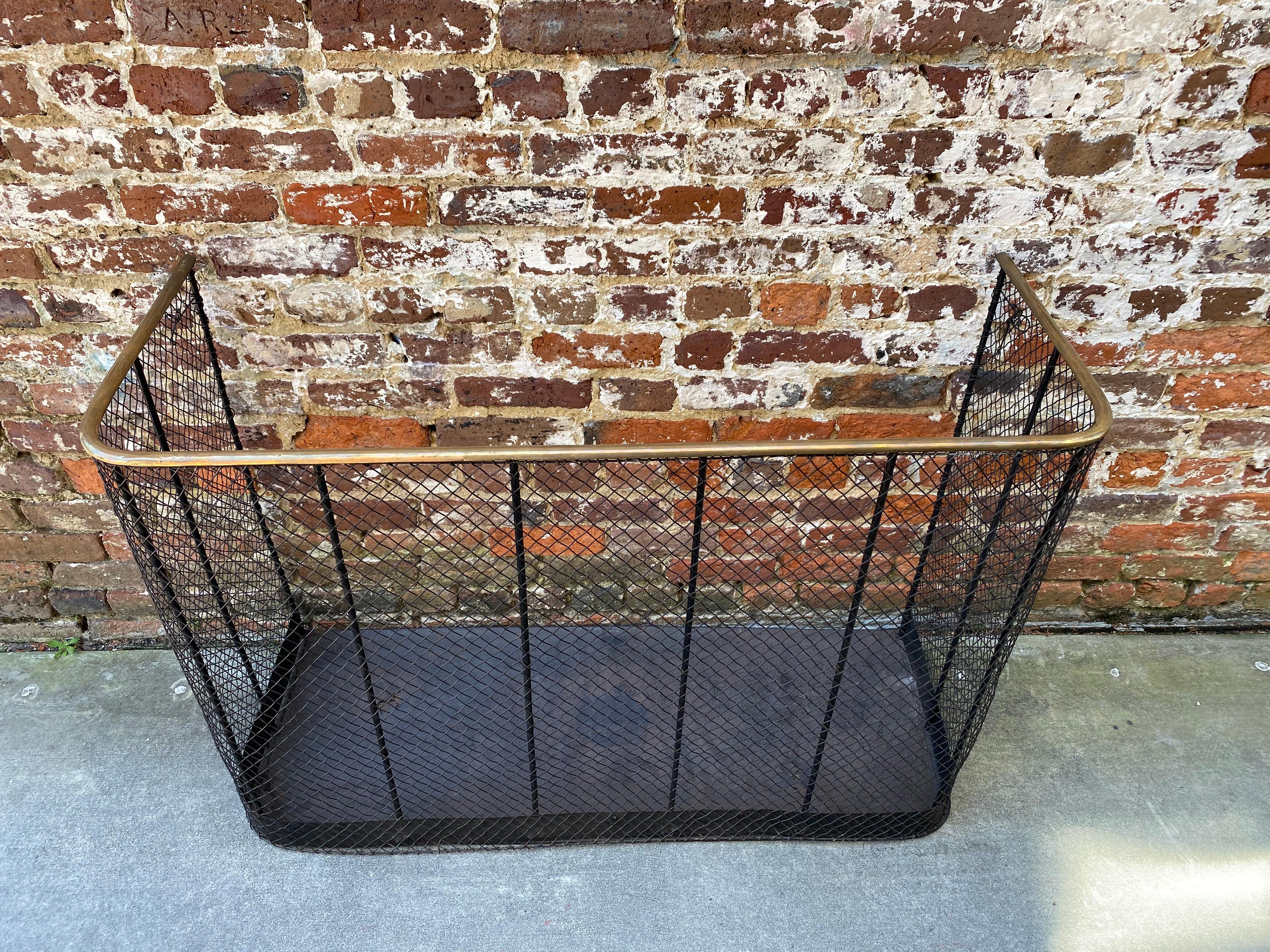 English Wire and Brass Nursery Fender with Ash Guard, Late 19th Century In Good Condition In Charleston, SC
