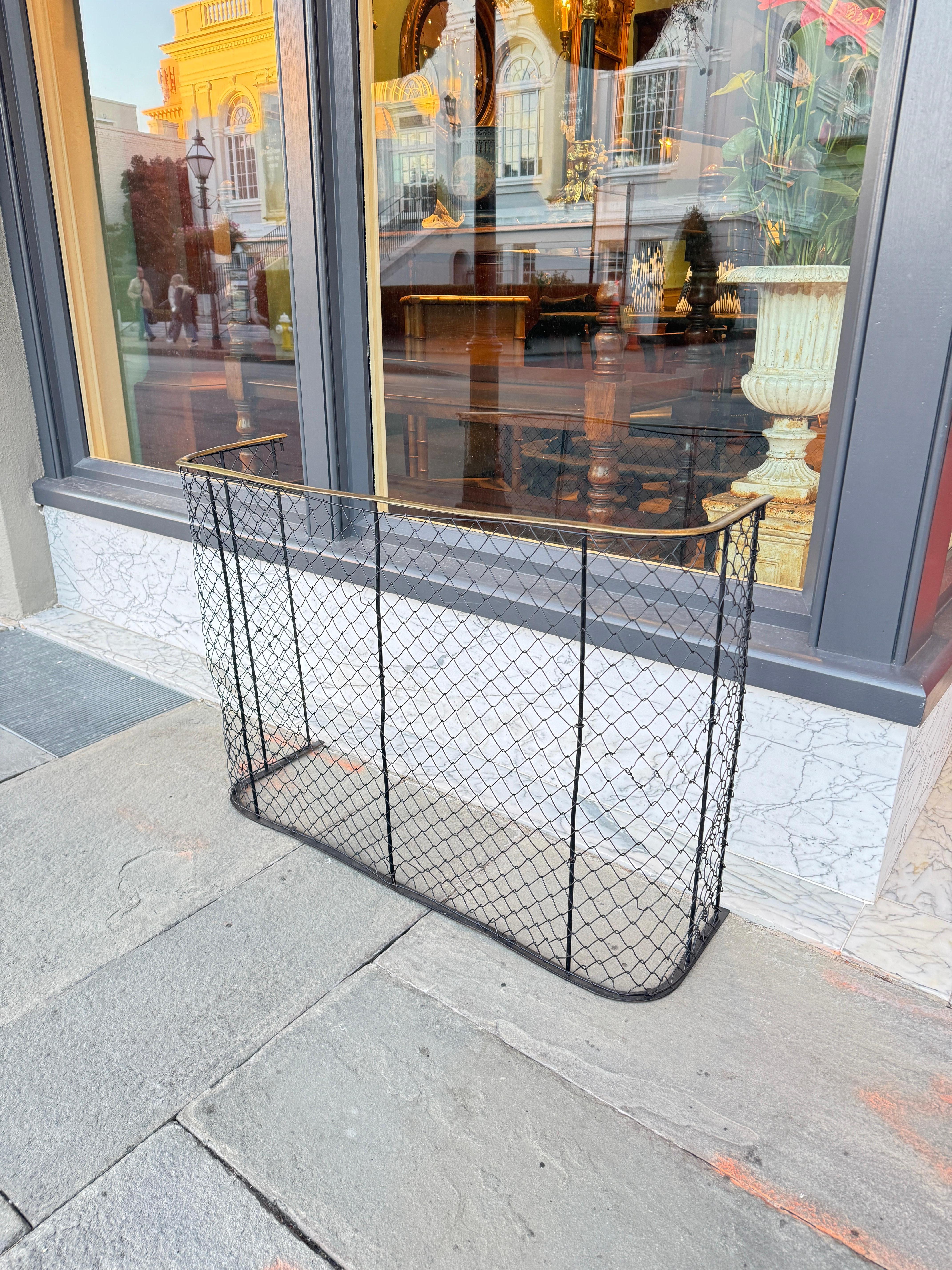 Edoardiano Parafango inglese in filo d'ottone per vivaio della fine del XIX secolo, largo 40 pollici in vendita