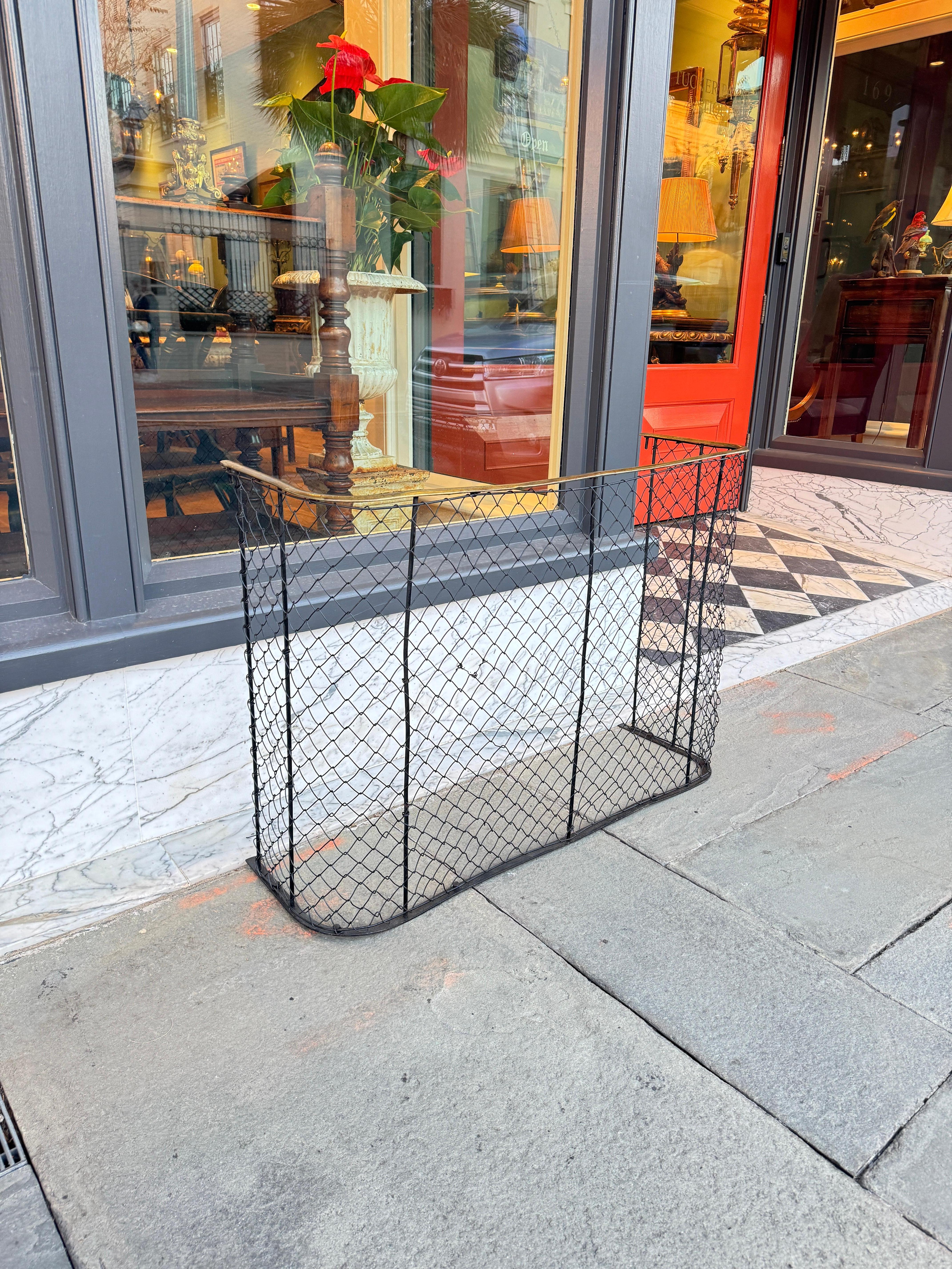 Inglese Parafango inglese in filo d'ottone per vivaio della fine del XIX secolo, largo 40 pollici in vendita