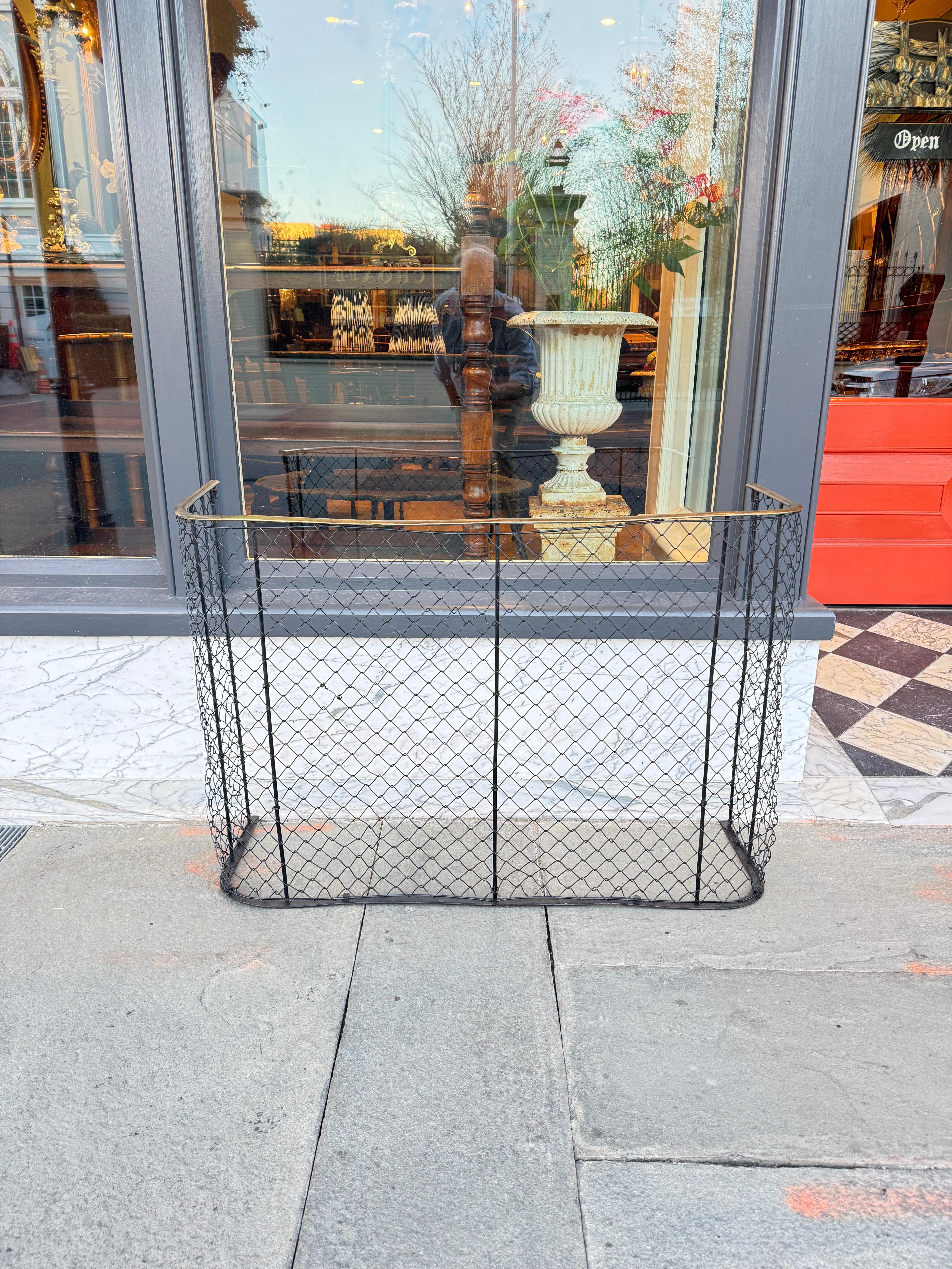 Parafango inglese in filo d'ottone per vivaio della fine del XIX secolo, largo 40 pollici In condizioni buone in vendita a Charleston, SC