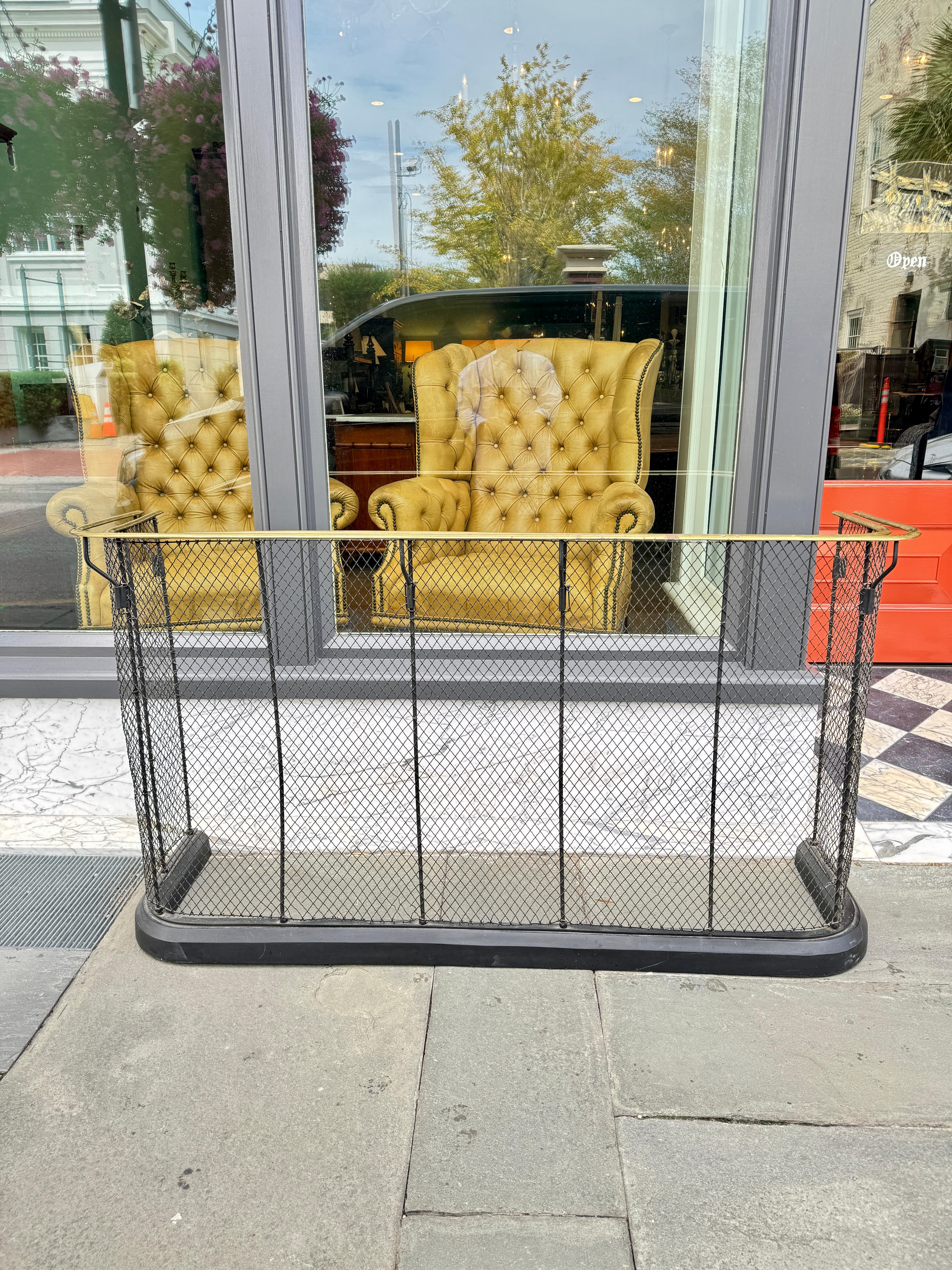 XIX secolo Parafango inglese in filo metallico con barra di asciugatura in ottone 19 secolo in vendita