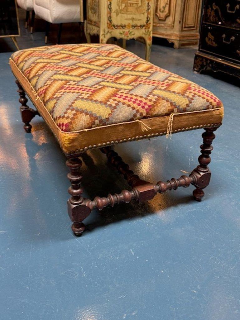 Banc anglais du 19e siècle en noyer à pieds tournés. Circa 1880.  Technique d'ébénisterie populaire de l'époque consistant à façonner les pieds sur un tour pour créer des motifs arrondis, souvent ornés. 30w x 18d x 14h