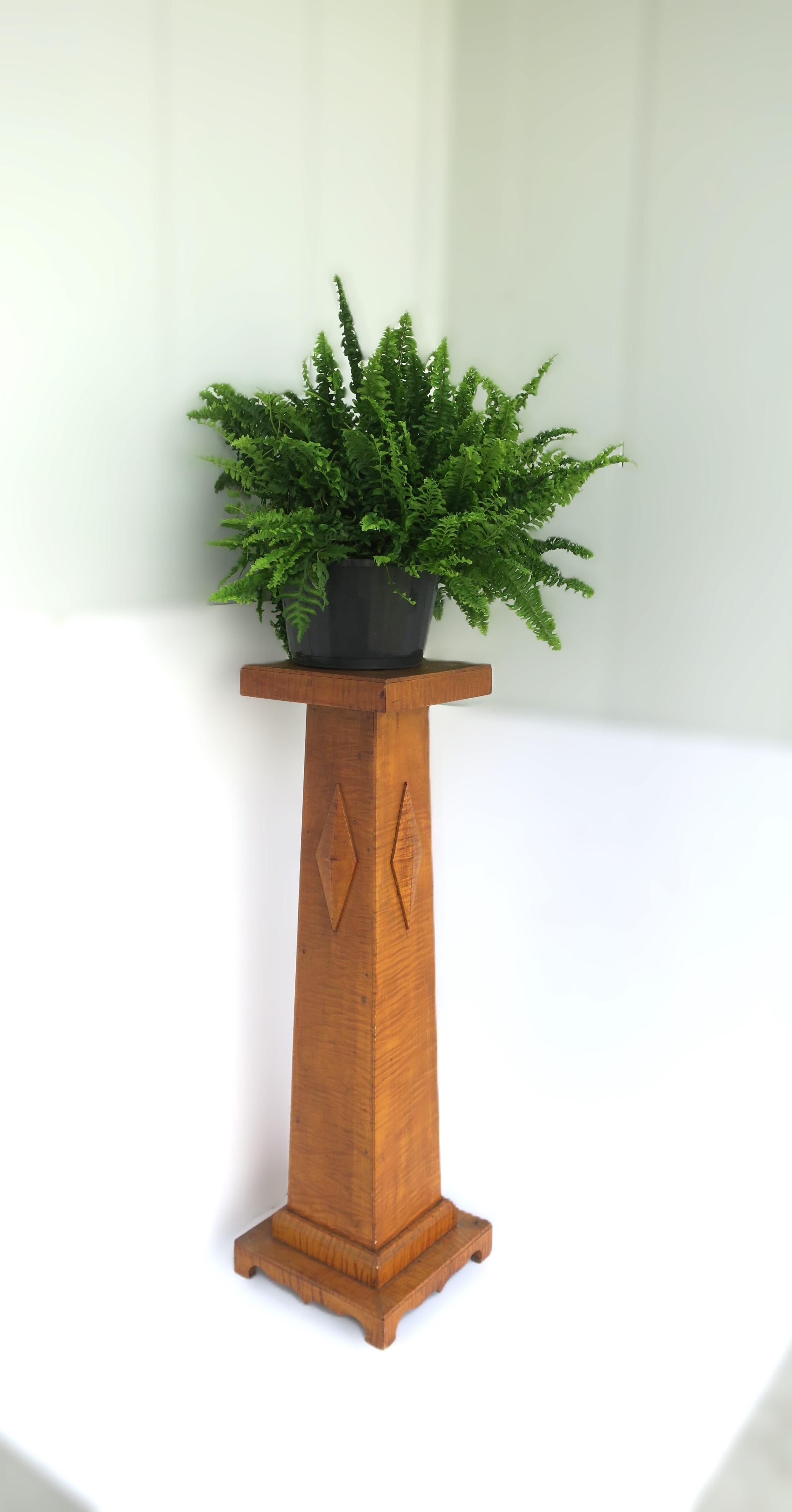 Maple Wood Column Pedestal Stand  In Good Condition For Sale In New York, NY