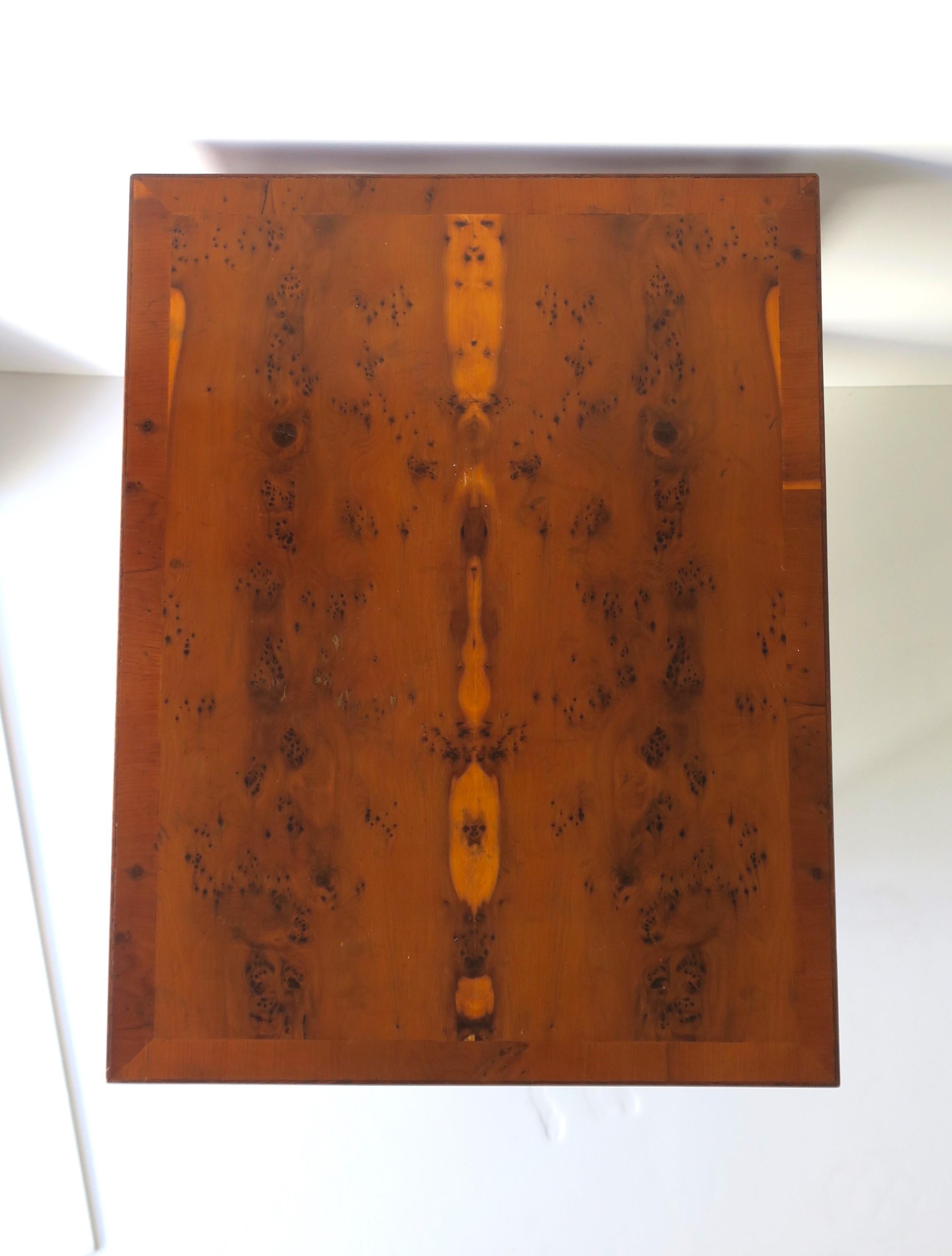 Table d'appoint ou d'extrémité anglaise en bois d'érable piqué avec étagère et pieds en bambou en vente 9