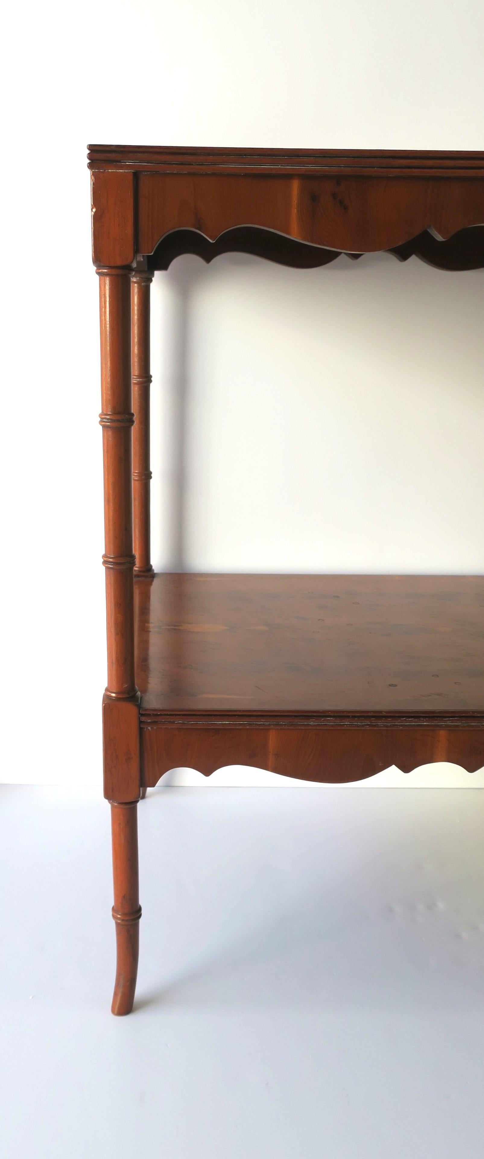 Table d'appoint ou d'extrémité anglaise en bois d'érable piqué avec étagère et pieds en bambou en vente 10
