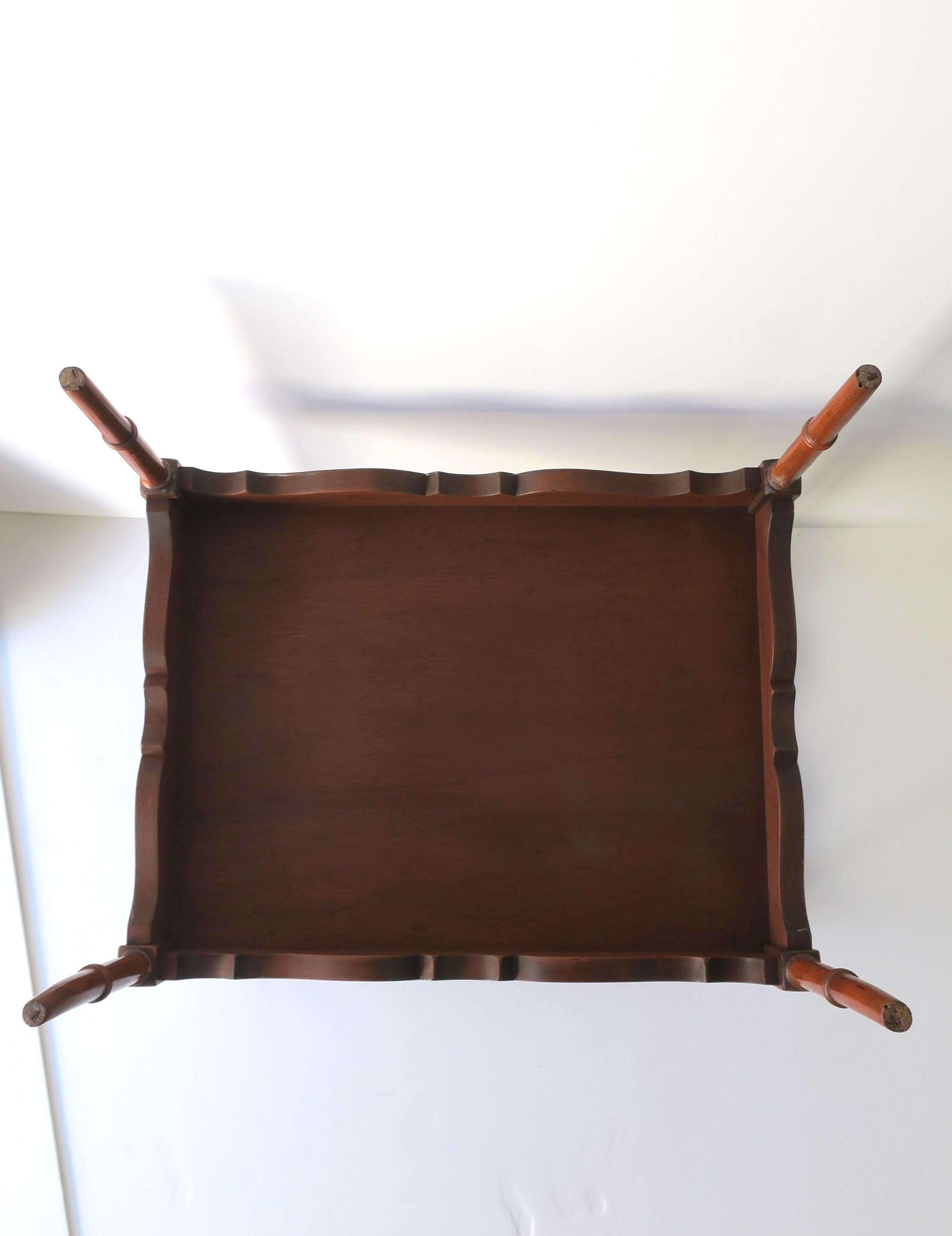 Table d'appoint ou d'extrémité anglaise en bois d'érable piqué avec étagère et pieds en bambou en vente 11