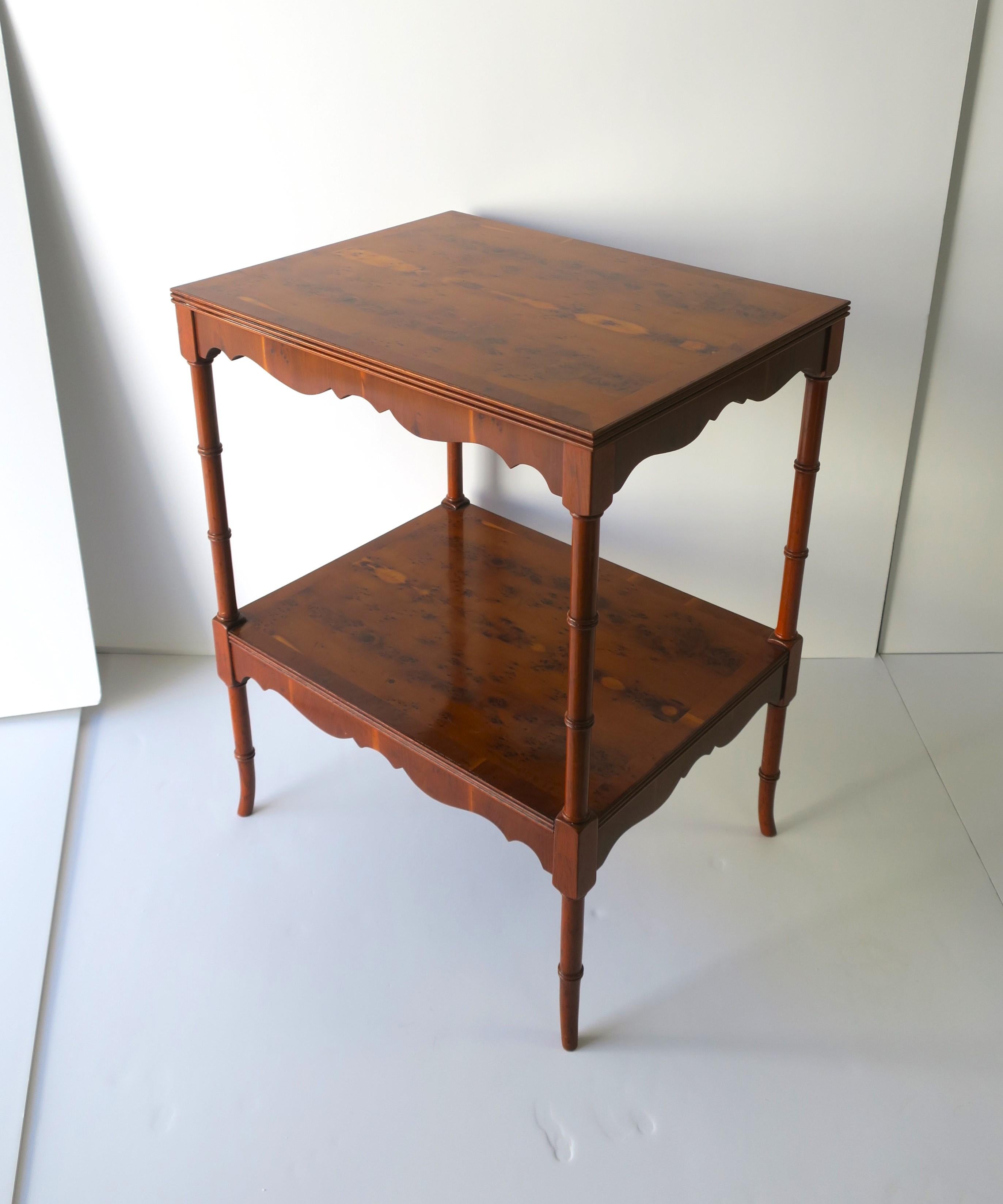 Anglais Table d'appoint ou d'extrémité anglaise en bois d'érable piqué avec étagère et pieds en bambou en vente