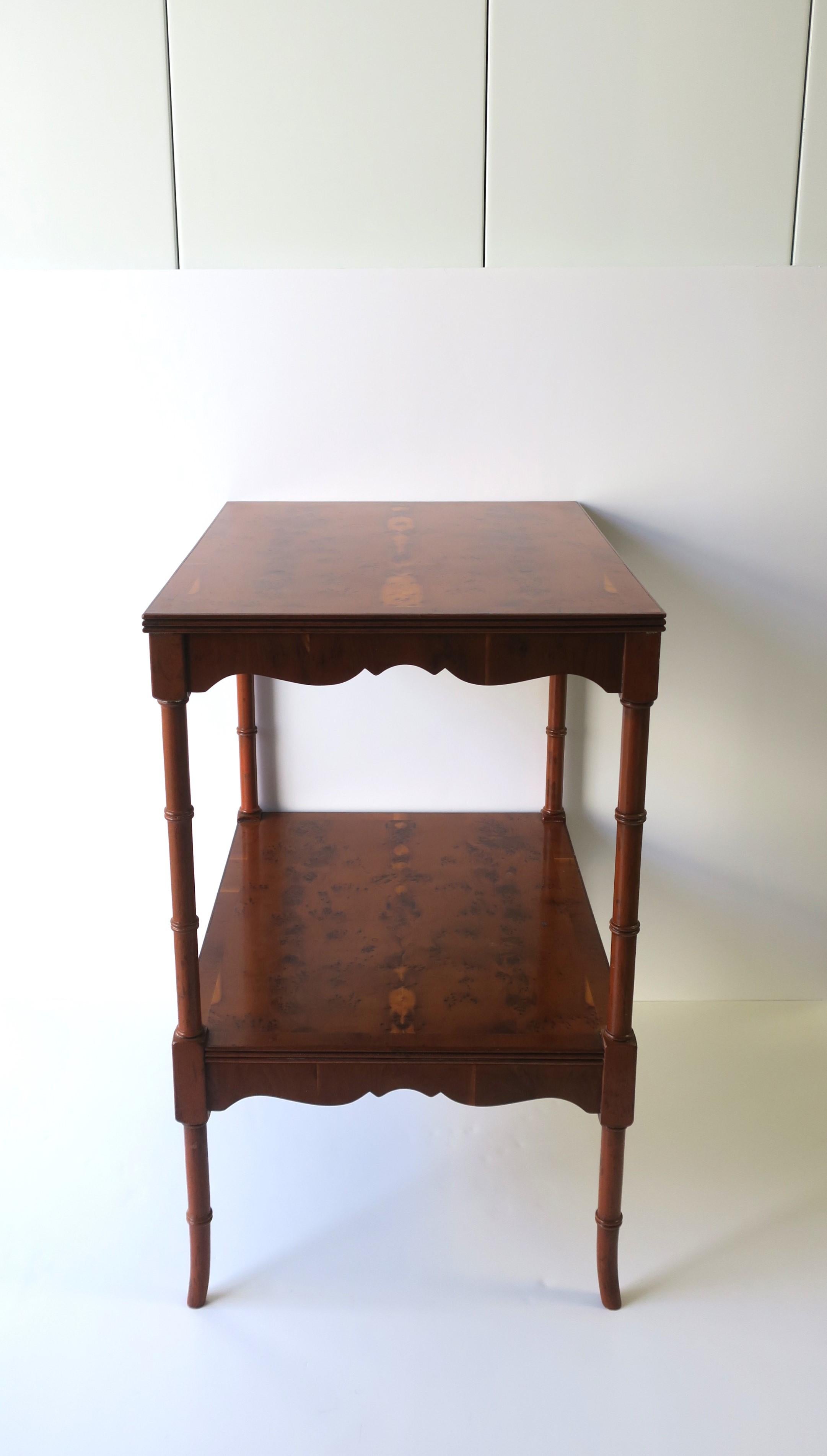 Table d'appoint ou d'extrémité anglaise en bois d'érable piqué avec étagère et pieds en bambou Bon état - En vente à New York, NY