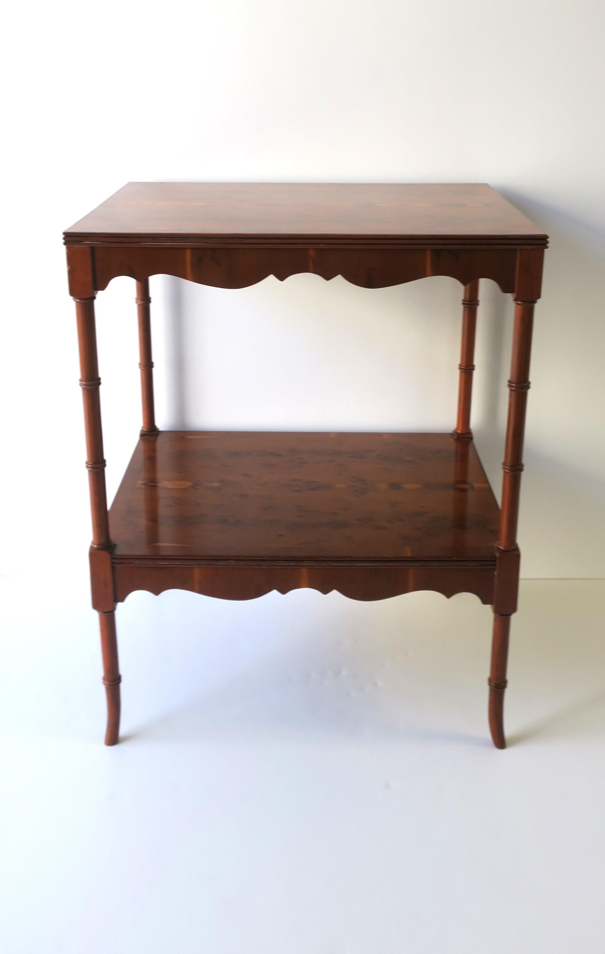 20ième siècle Table d'appoint ou d'extrémité anglaise en bois d'érable piqué avec étagère et pieds en bambou en vente