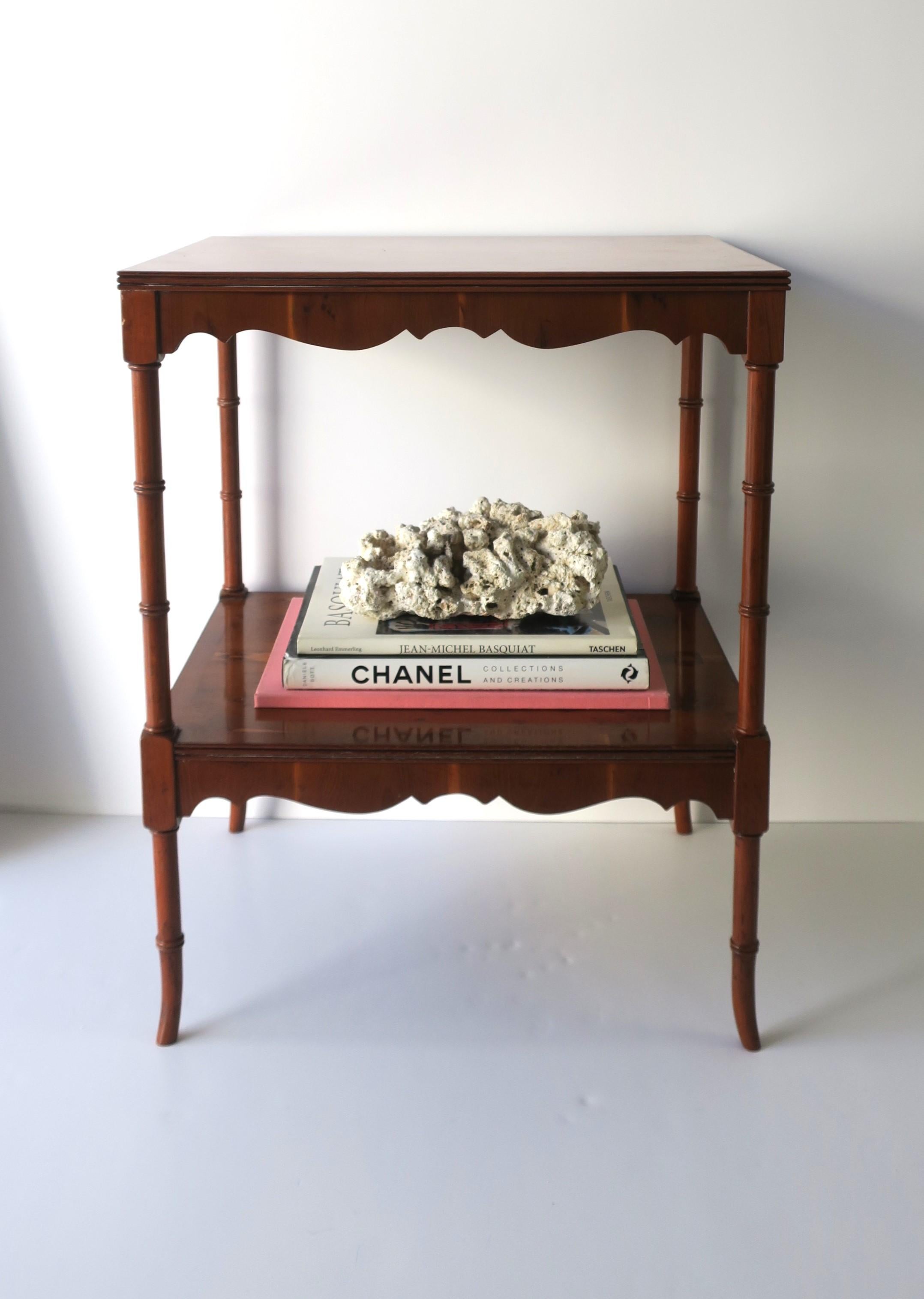 Érable piqué Table d'appoint ou d'extrémité anglaise en bois d'érable piqué avec étagère et pieds en bambou en vente