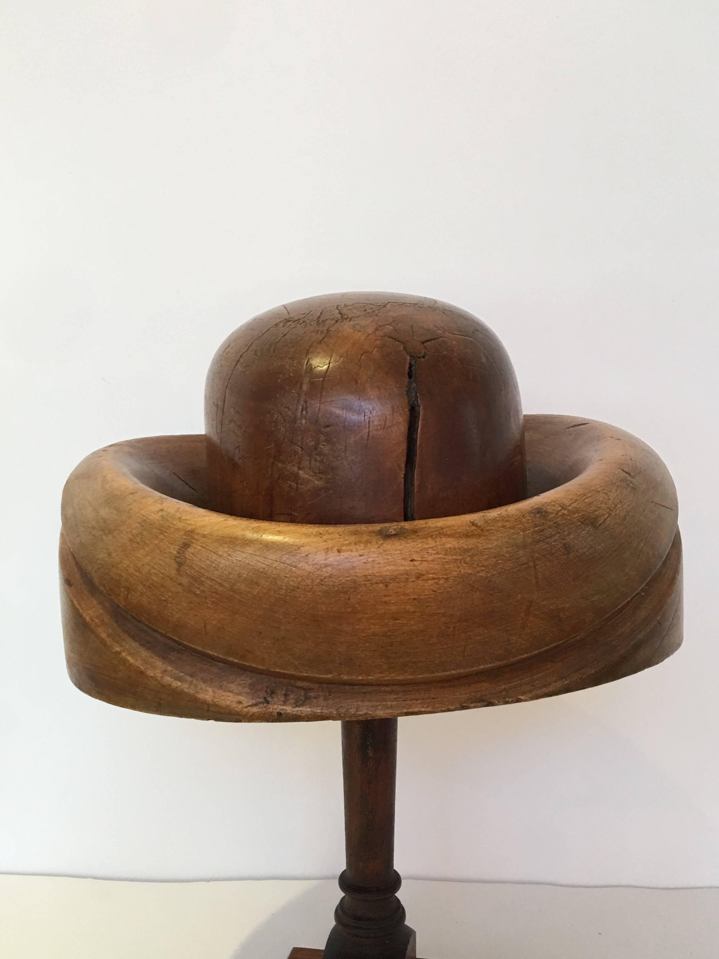 English Wood Hat Mold In Excellent Condition In Bridgehampton, NY