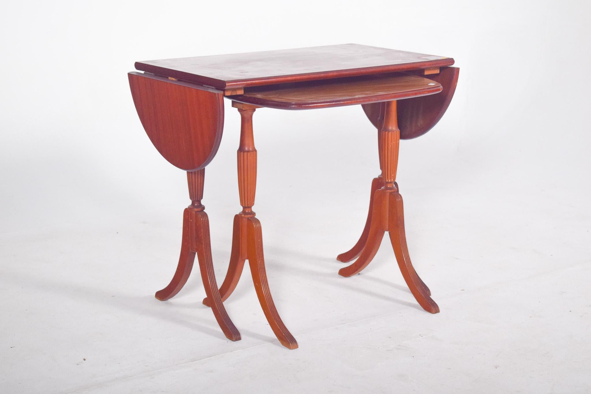 Victorien English Wood Nesting Tables en vente