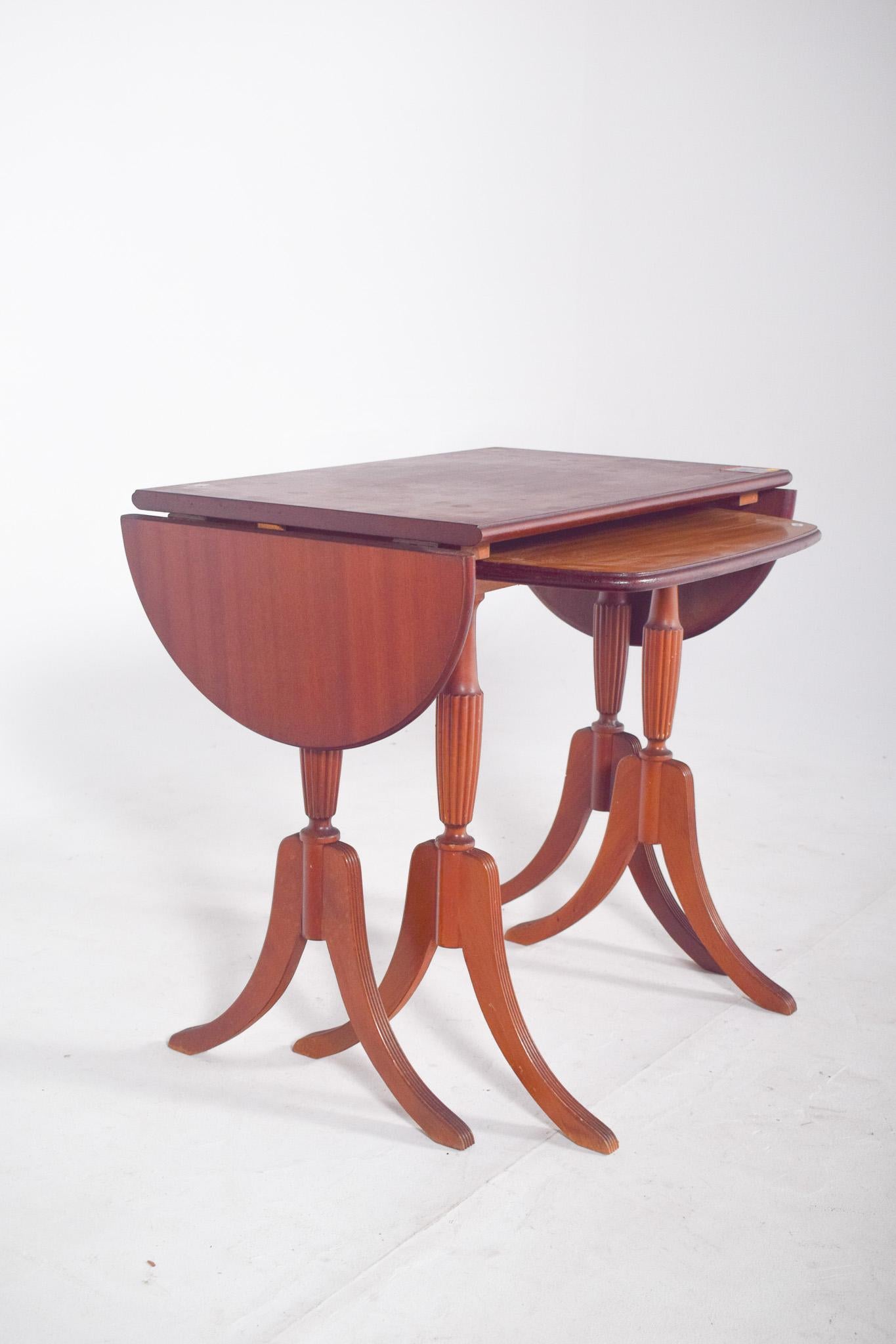 English Wood Nesting Tables Bon état - En vente à Lisboa, Lisboa