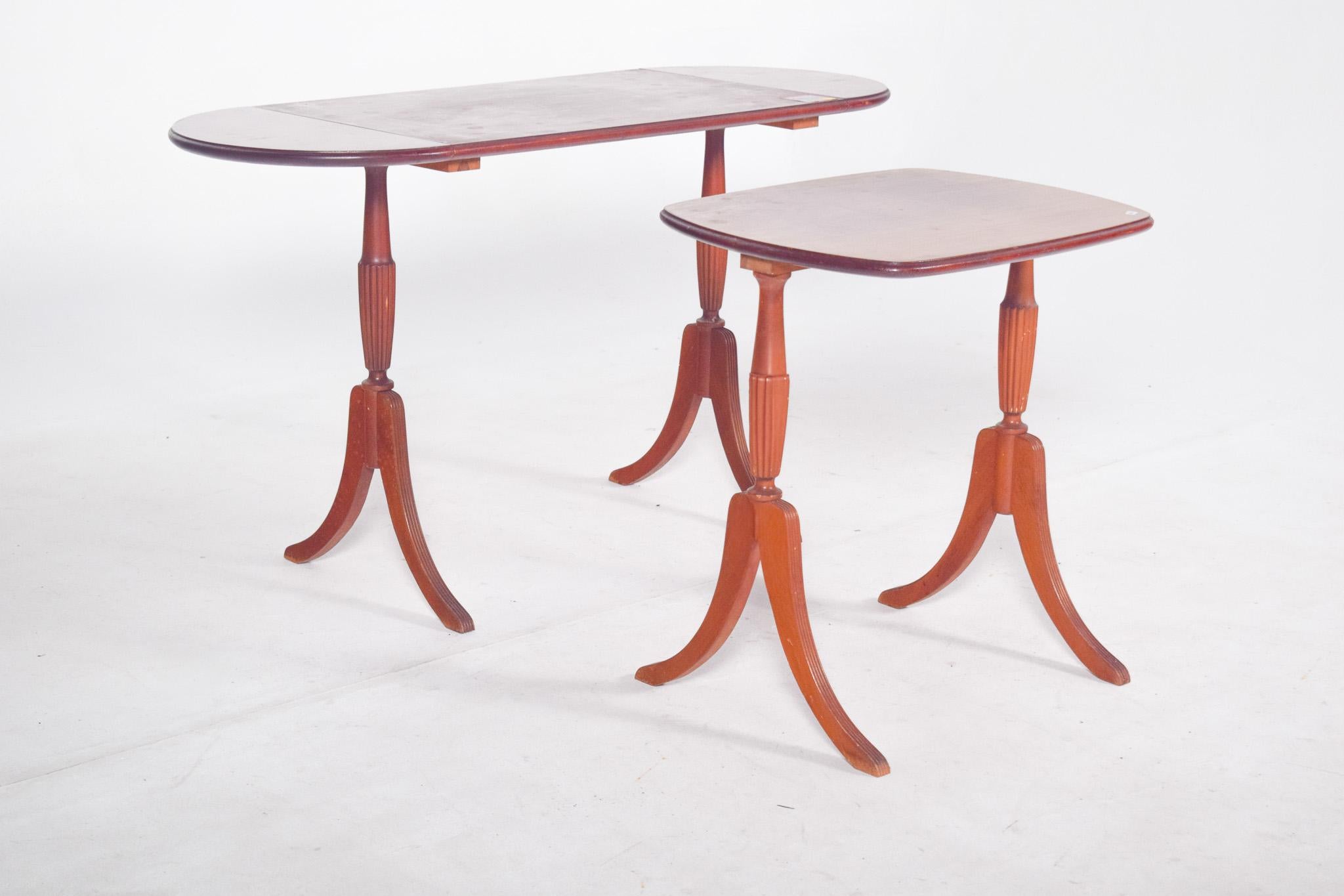 20ième siècle English Wood Nesting Tables en vente