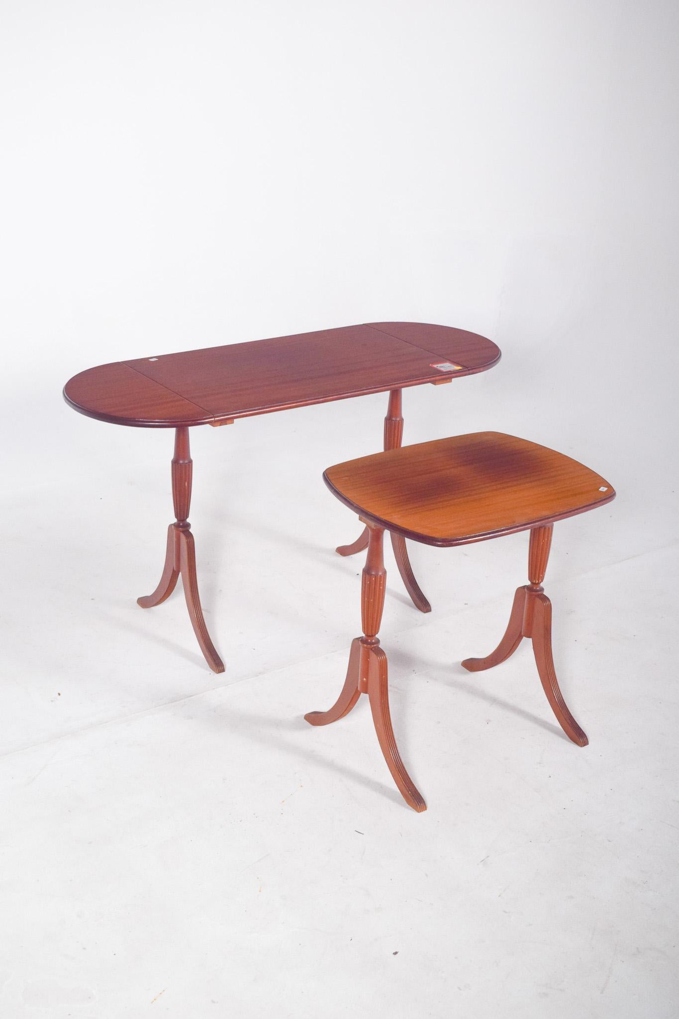 Bois English Wood Nesting Tables en vente