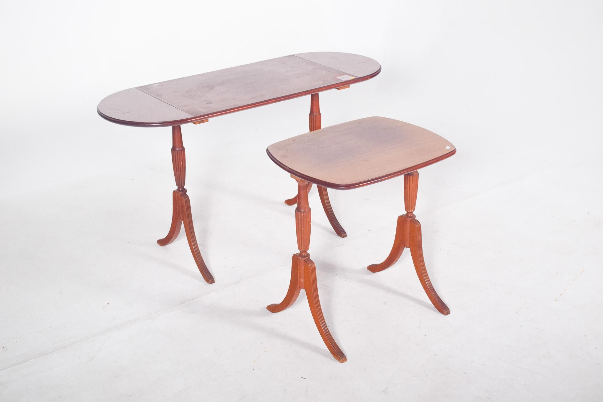 English Wood Nesting Tables en vente 1