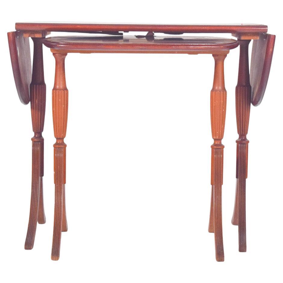 English Wood Nesting Tables en vente