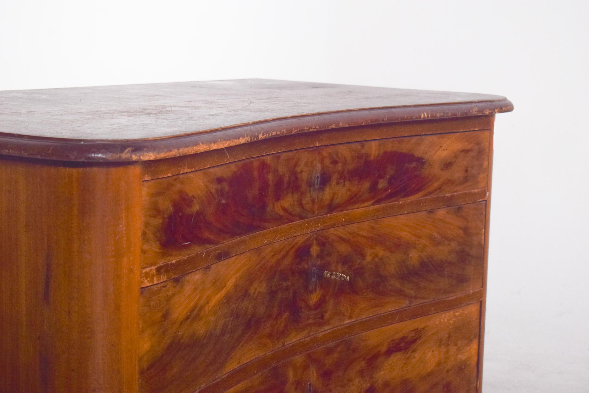 English Wood Serpentine Chest of Drawers In Good Condition For Sale In Lisboa, Lisboa