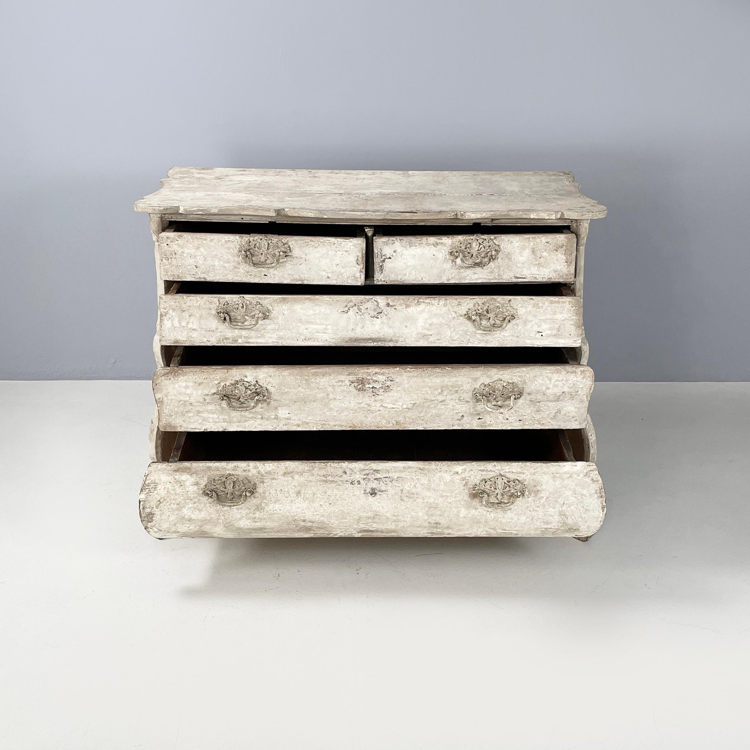 English Wooden chest of drawers with not-uniform white finish, 1700s In Good Condition In MIlano, IT