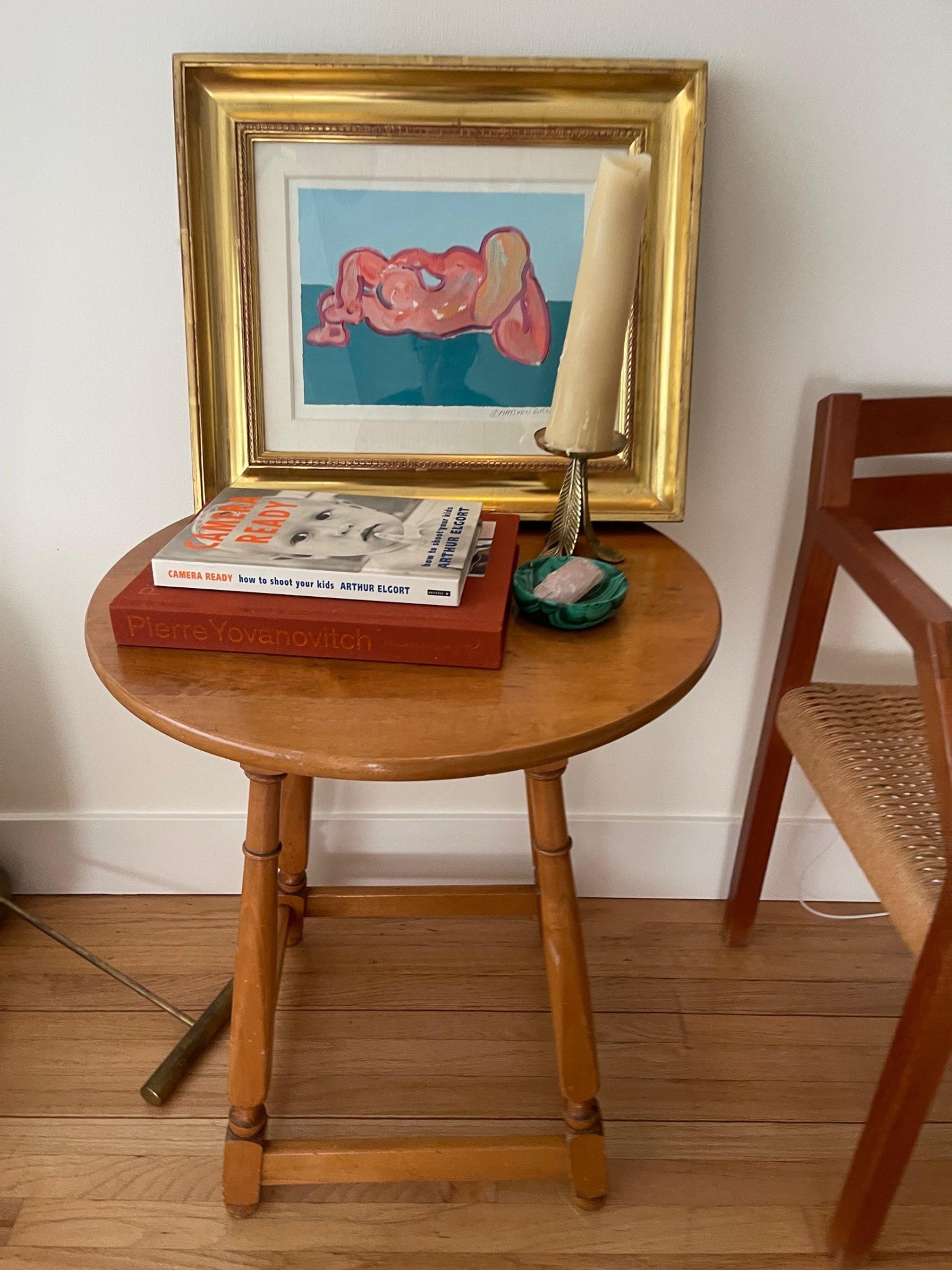  Charmante table d'appoint anglaise aux accents de volutes intemporelles. Les détails en bois sont magnifiques. Parfait à côté d'un canapé, d'une chaise d'appoint ou d'un lit. 