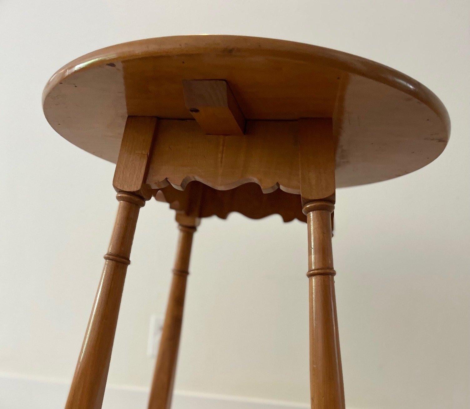 Anglais Table d'appoint anglaise en bois en vente
